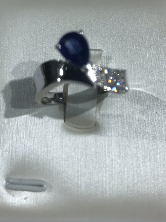 18 carat gold and sapphire ring. Total 4.26 g
Main stone 1 carat thumbnail