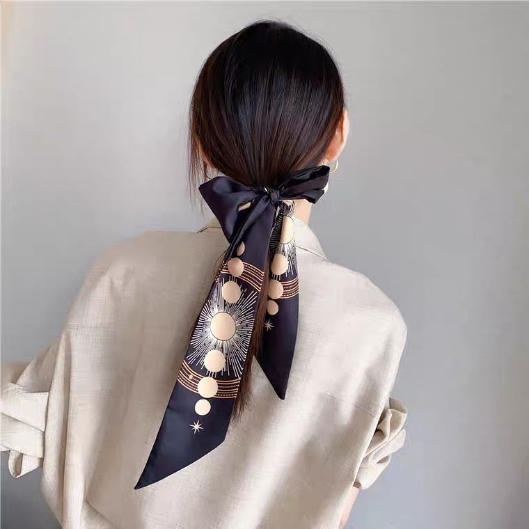 The scarf can be used to show white