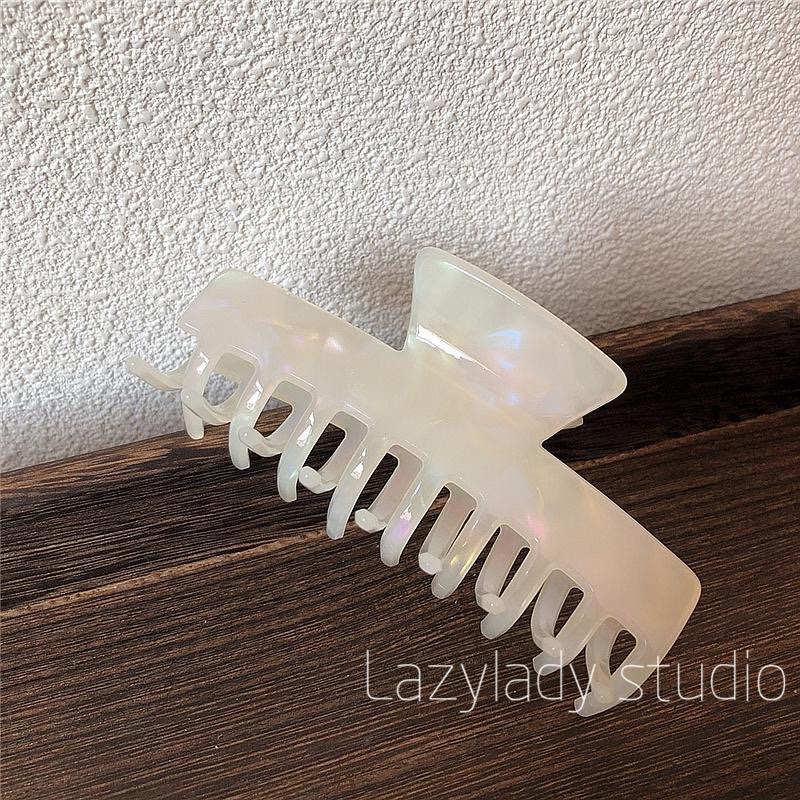 The acetic acid hairpin at the back of the head clip in Dongdaemun, South Korea French retro mermaid hair claw headdress hair clip female white thumbnail