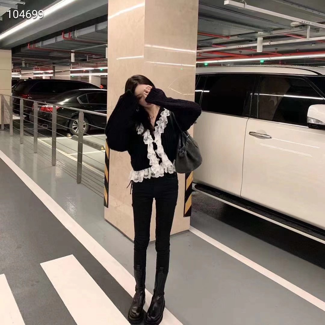 深V领甜美花边修身针织上衣黑色