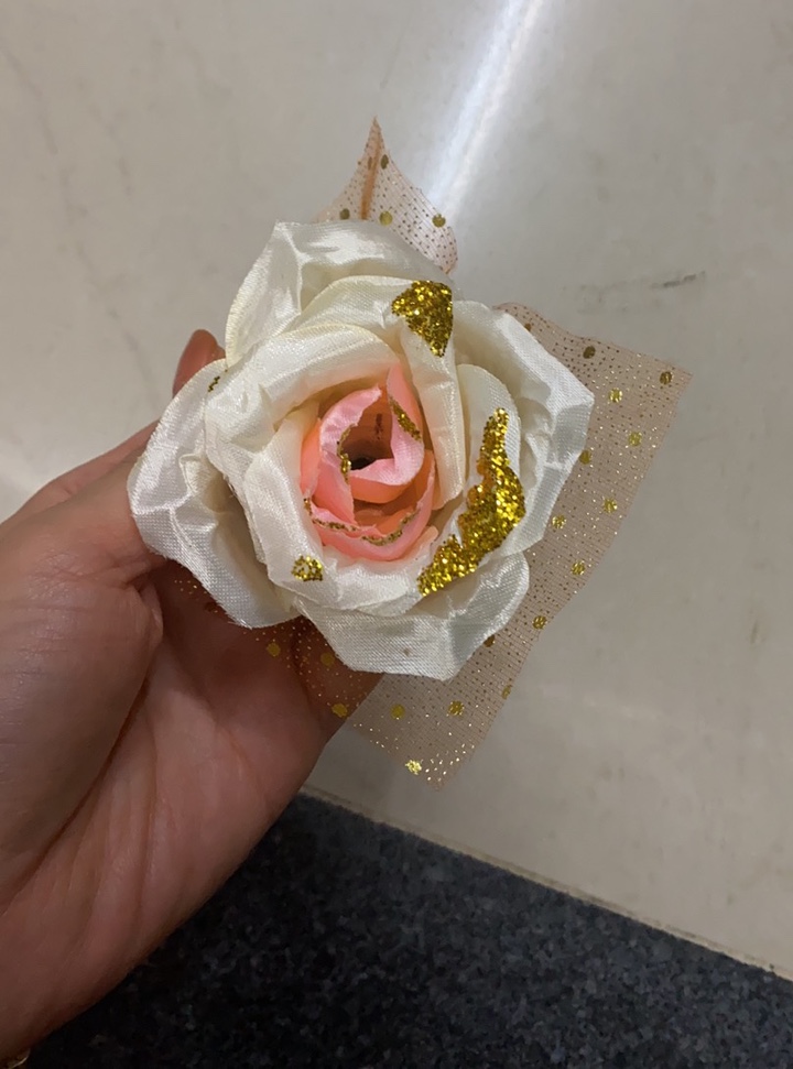 Shining flat-mouthed rose flowers