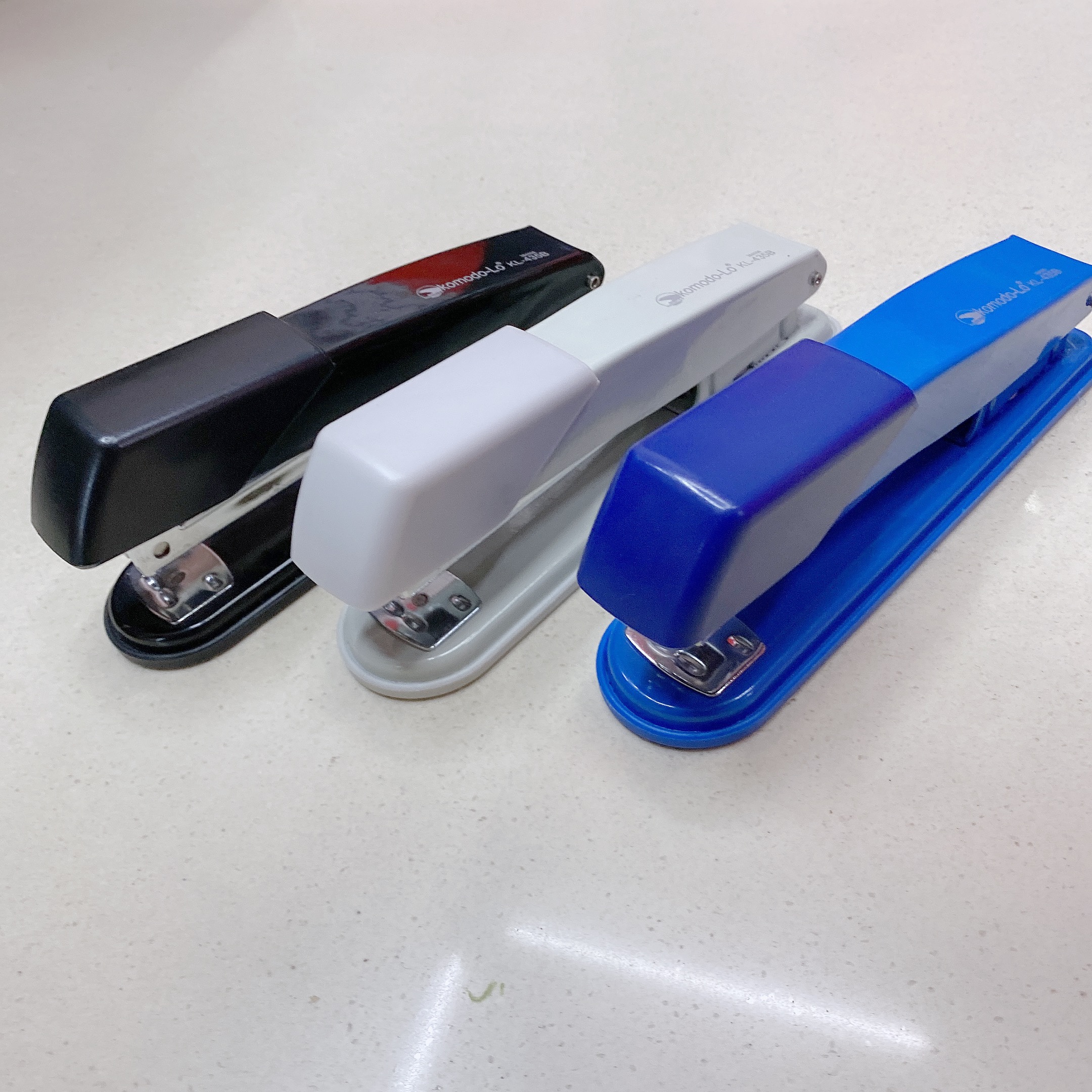 Factory direct sales stapler, student stapler, standard multi-functional office supplies, staples, labor-saving stapler, middle seam binding machine, KL-435B Application Scenario