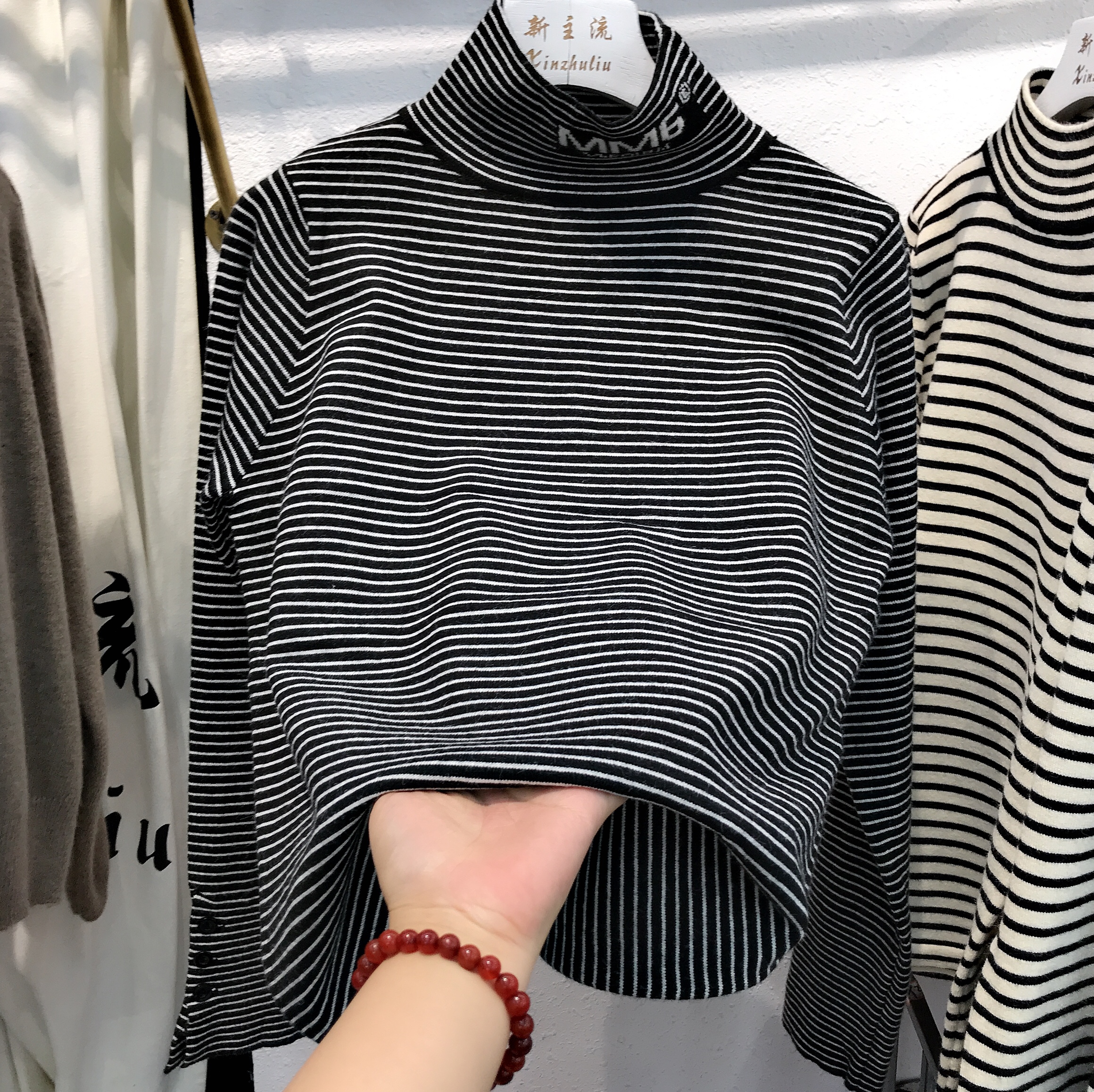 السترة المغطاة بالقمصان المصنوعة من الصوف الأبيض Item Picture