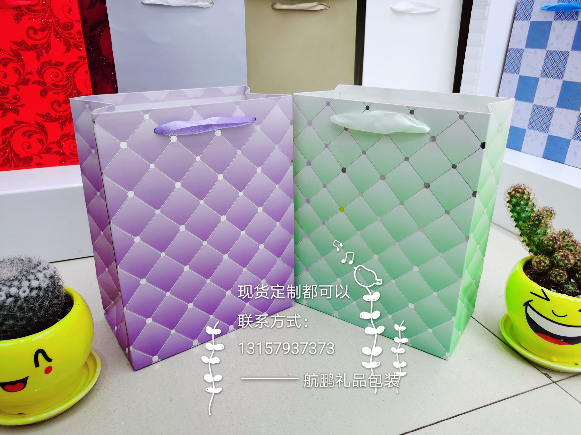 Customized hand-held paper bags for advertising, clothing, shopping, kraft paper bags, white card gifts, hand-held paper bags with printed logos full figure