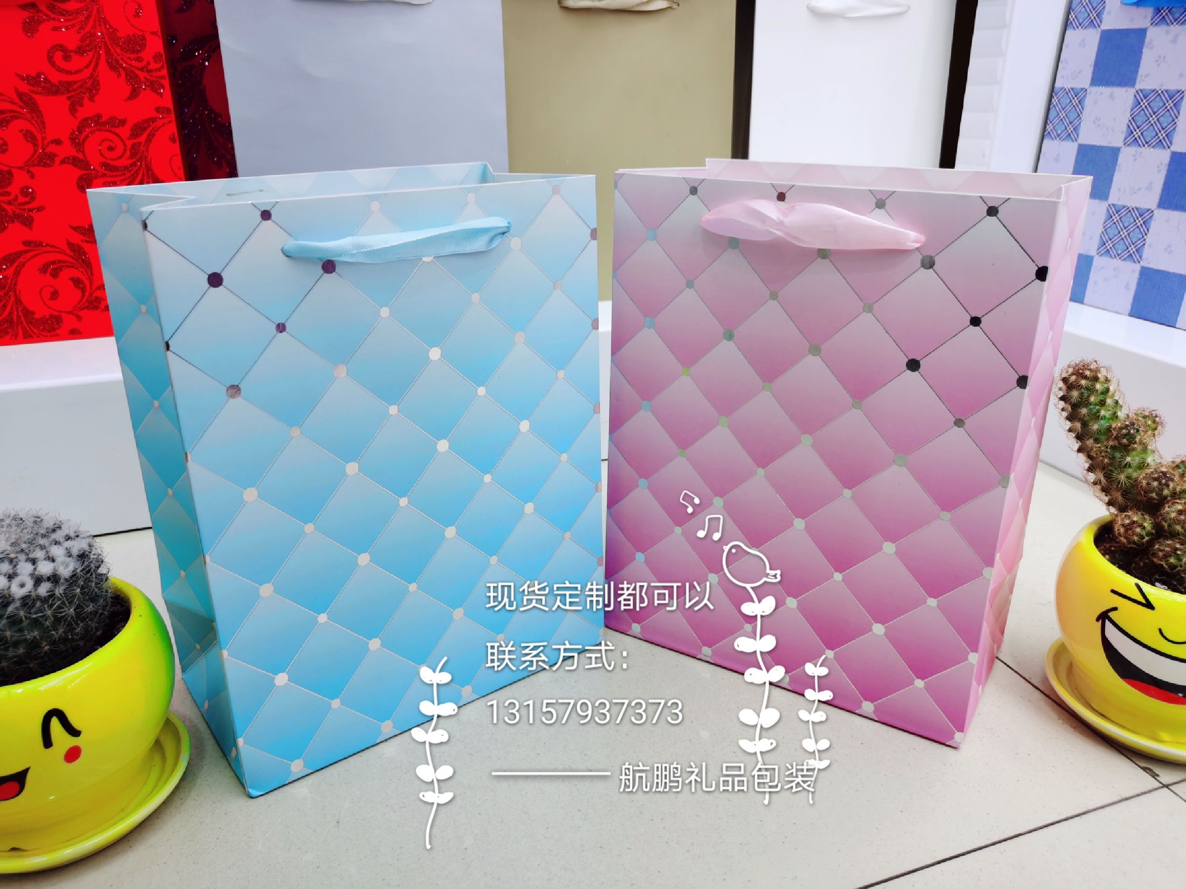 Customized hand-held paper bags for advertising, clothing, shopping, kraft paper bags, white card gifts, hand-held paper bags with printed logos details Picture