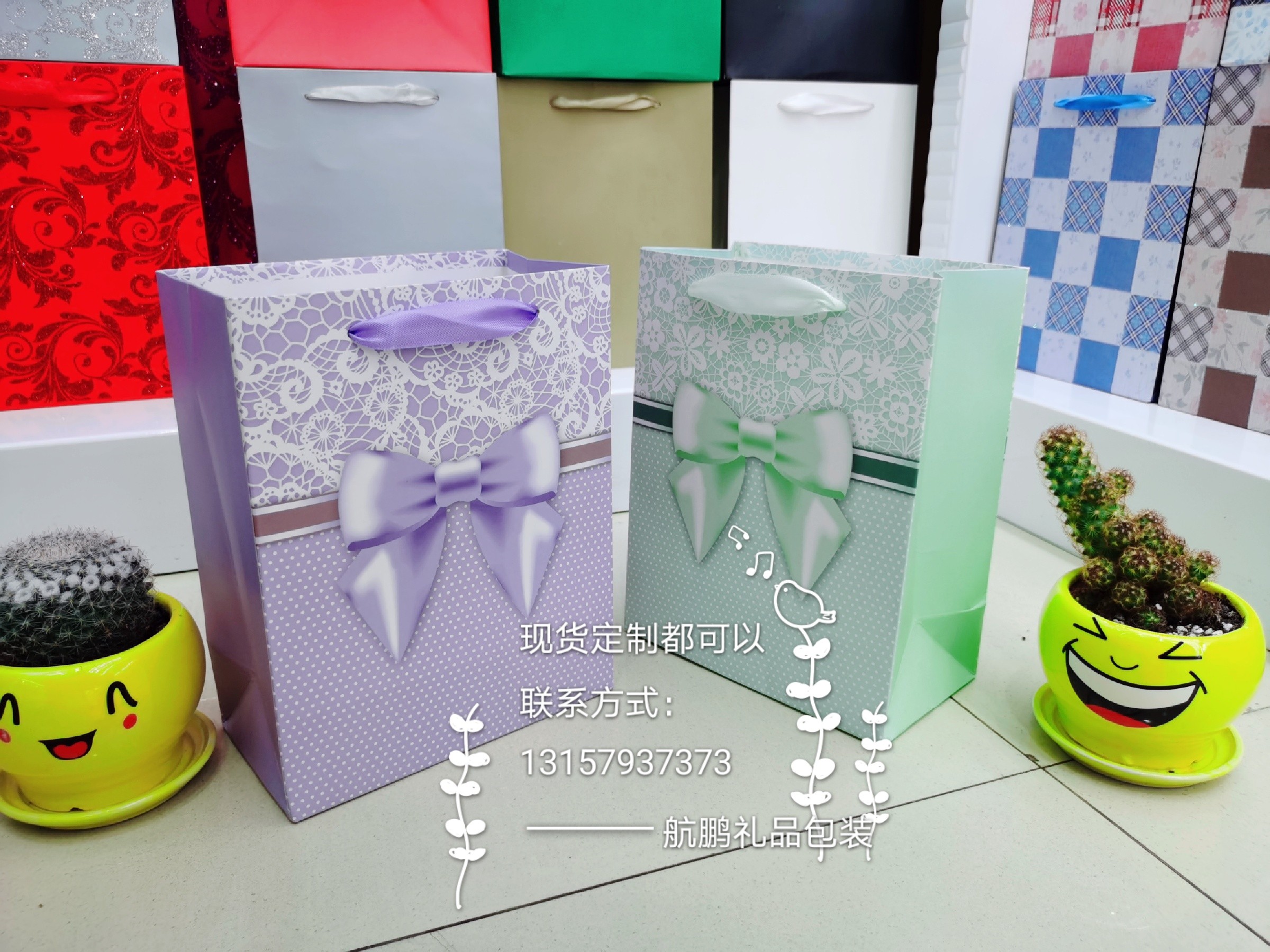 Custom-made vertical paper bags, white card paper clothing shopping handbags, universal gift packaging bags in stock with logos details Picture