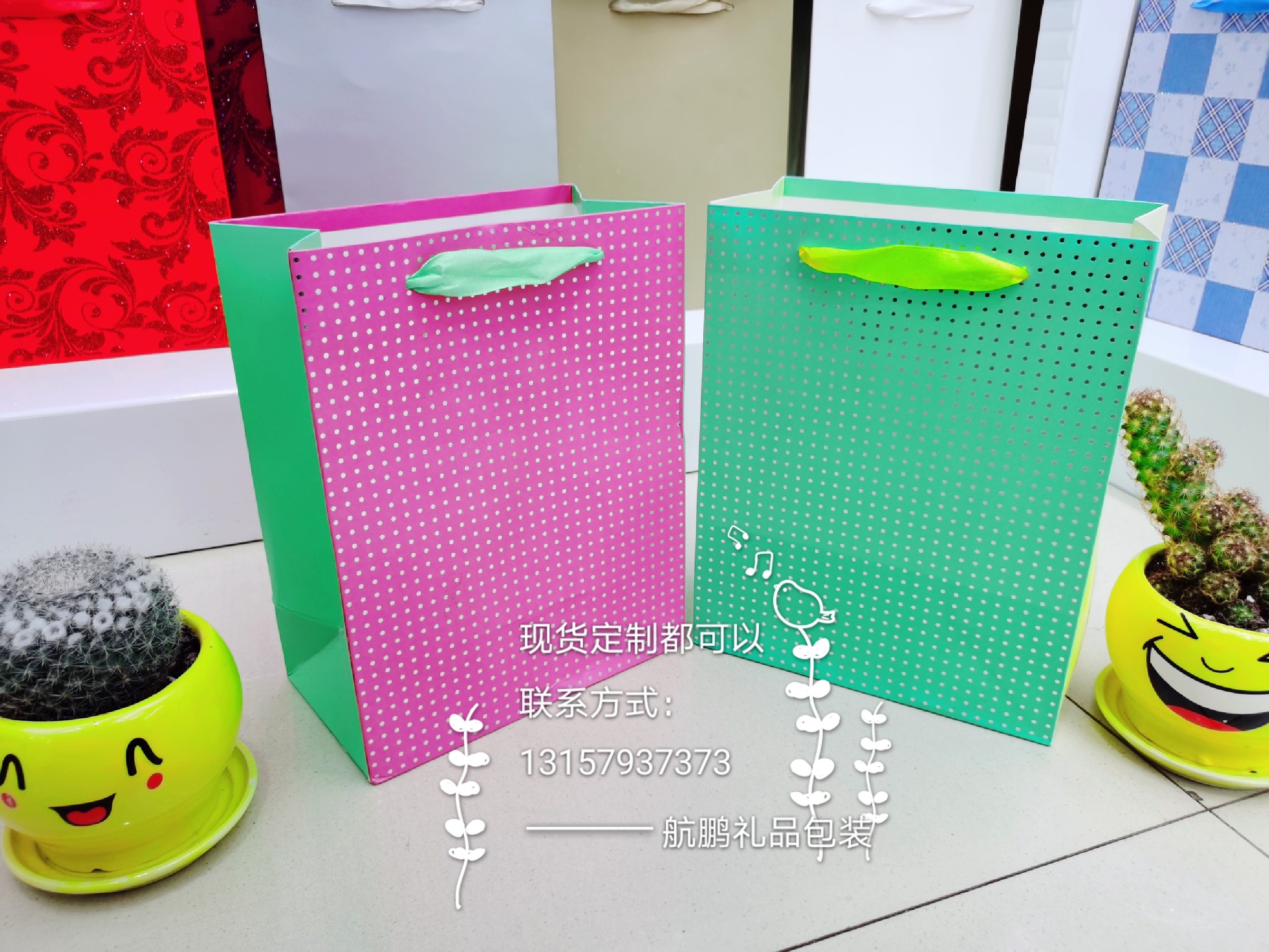 Fashionable shopping bags, high-end handbags, paper bags, clothing store bags, packaging bags, gift bags. Sizes and sizes can be customized details Picture