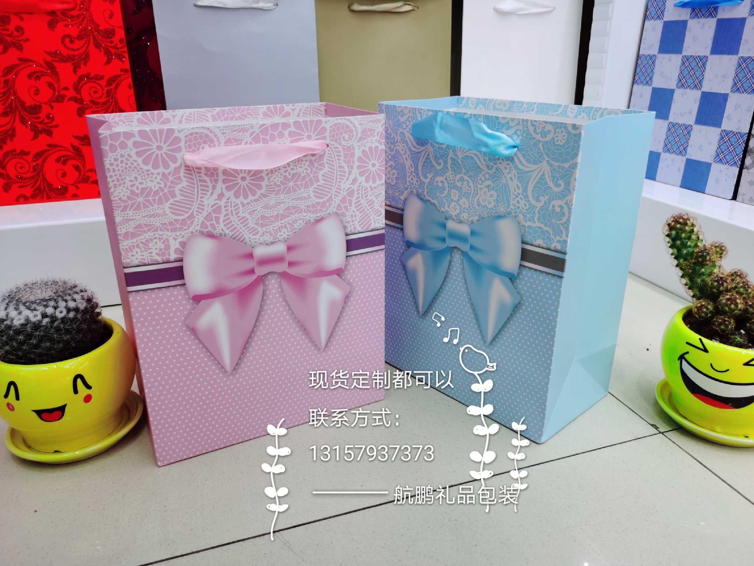 Custom-made vertical paper bags, white card paper clothing shopping handbags, universal gift packaging bags in stock with logos undefined