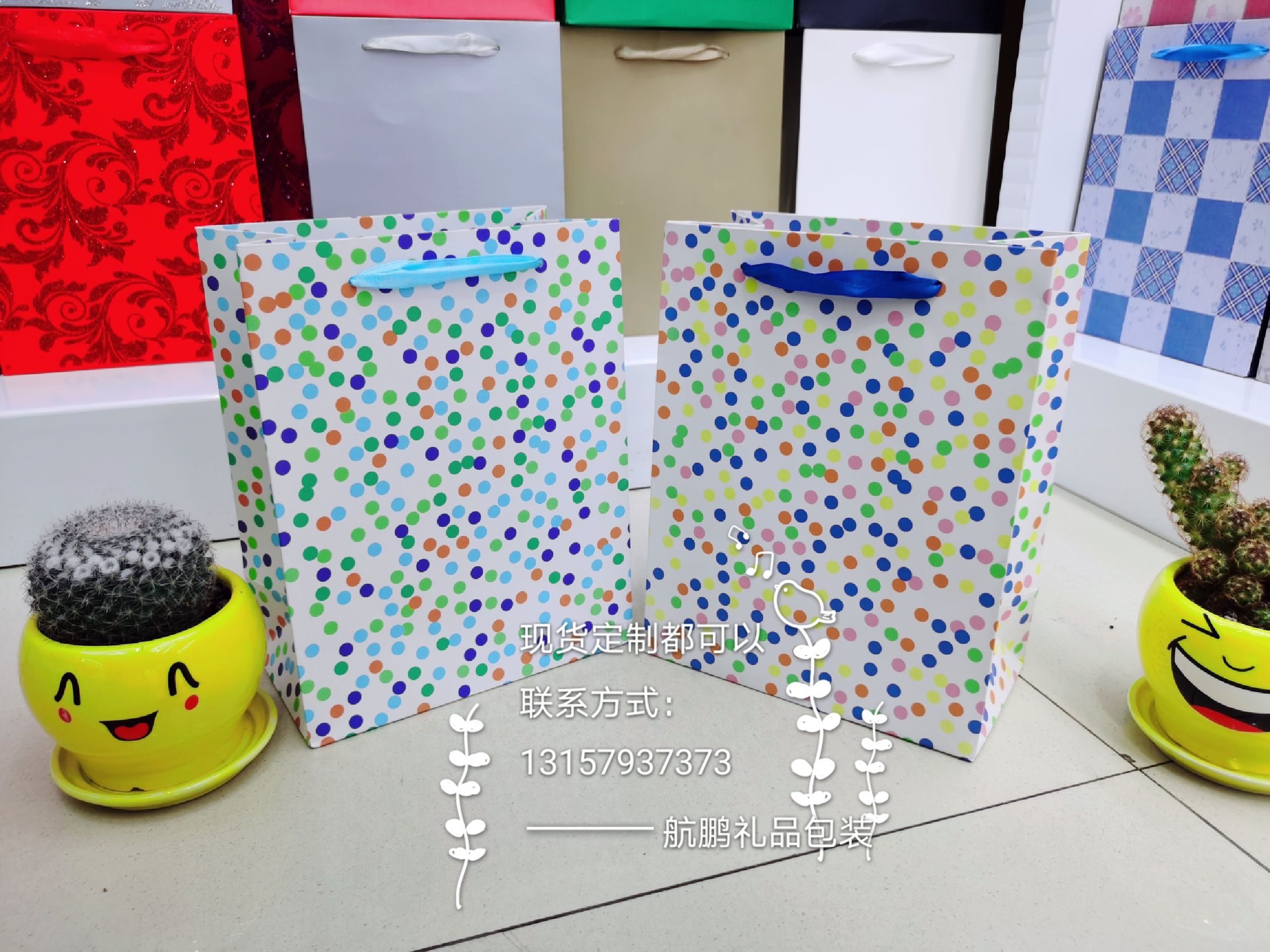 White card handbags, paper handbags, gift bags, present bags, flower handbags, wholesale in stock, custom-made handbags details Picture