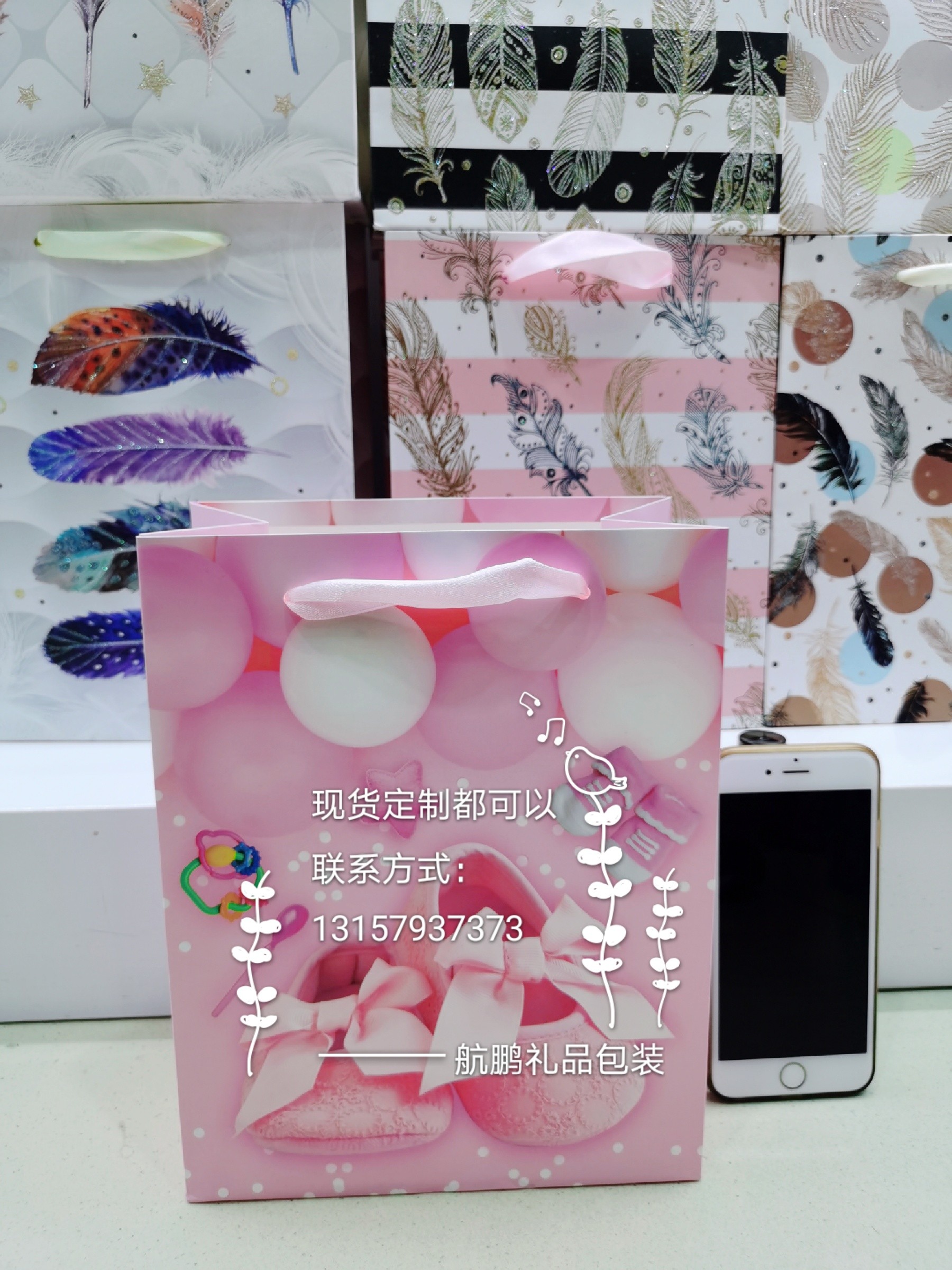 Custom-made hand-held gift bags, white card paper, personalized cartoon gift paper bags, clothing hand-held shopping bags, wholesale and customization undefined