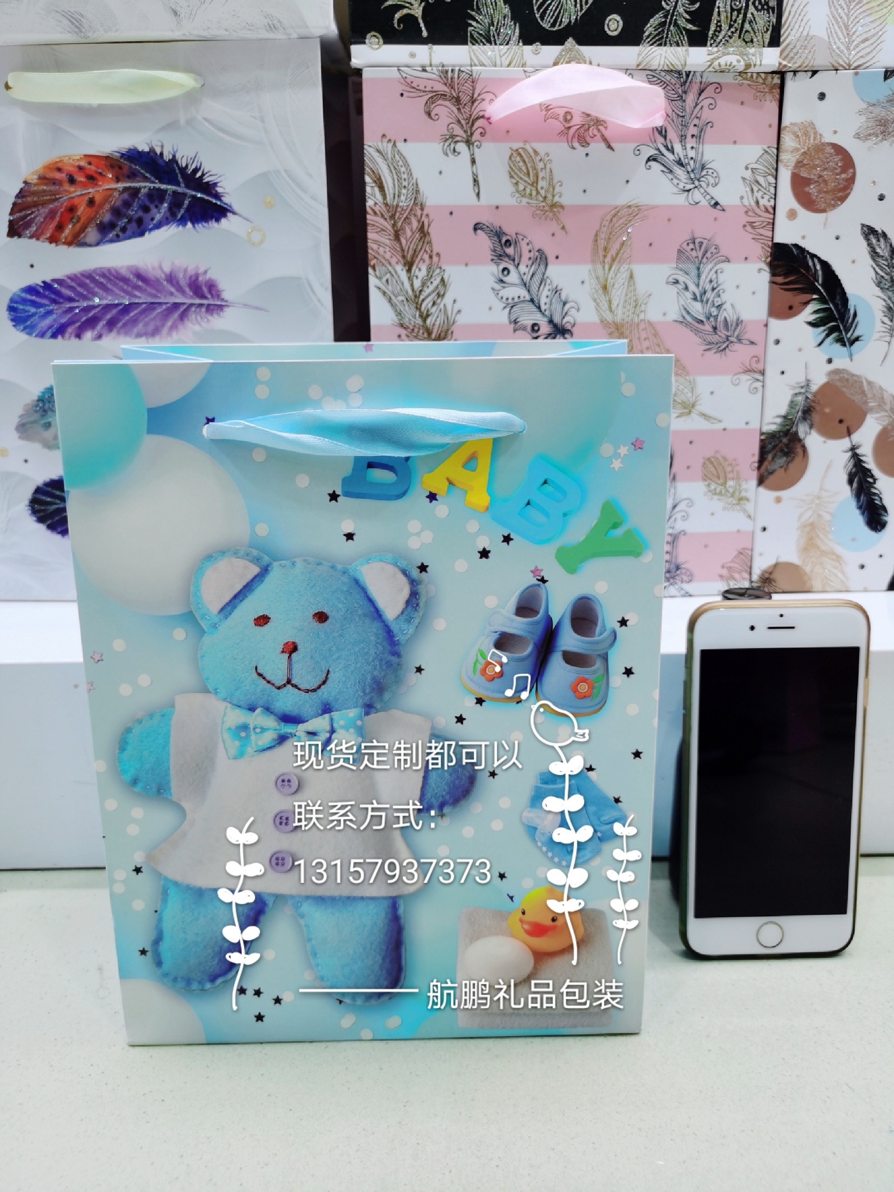 Custom-made hand-held gift bags, white card paper, personalized cartoon gift paper bags, clothing hand-held shopping bags, wholesale and customization full figure