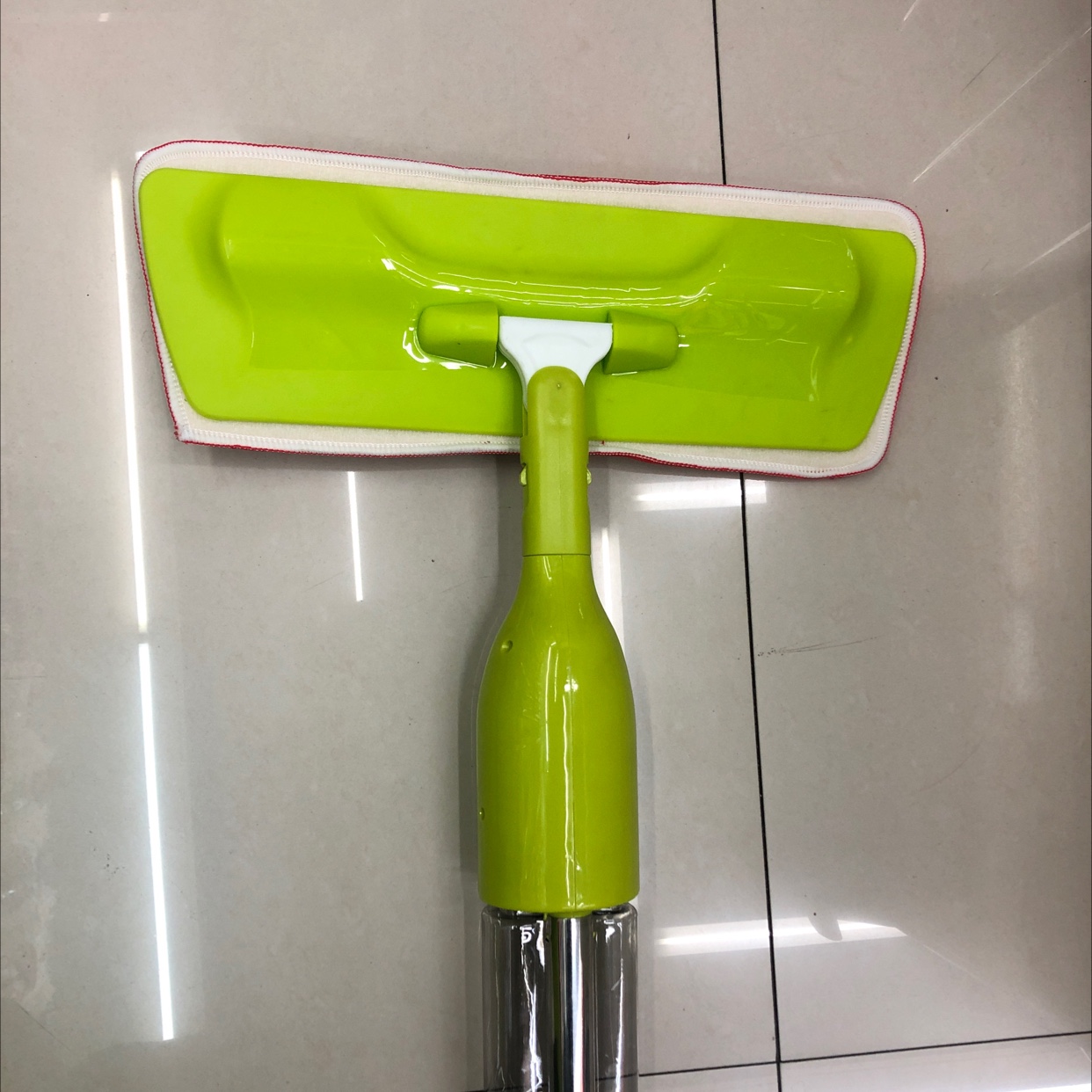 The Minions Squirt Gun details Picture