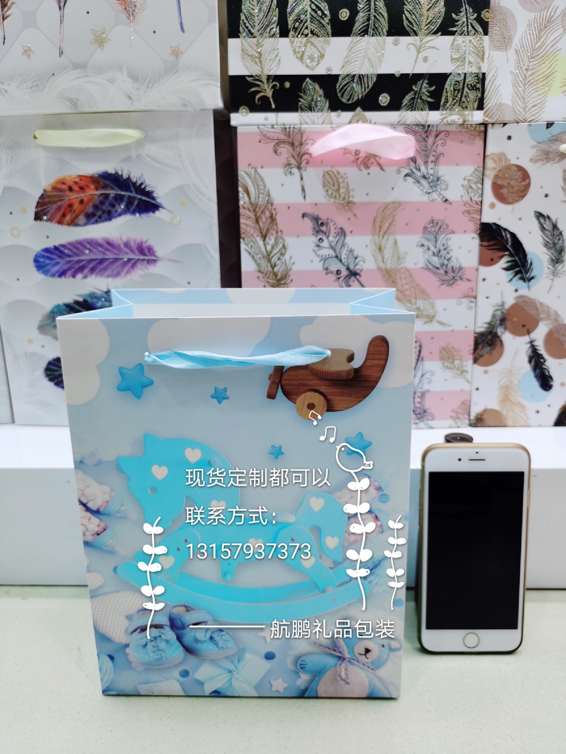 Custom-made hand-held gift bags, white card paper, personalized cartoon gift paper bags, clothing hand-held shopping bags, wholesale and customization Specification drawing