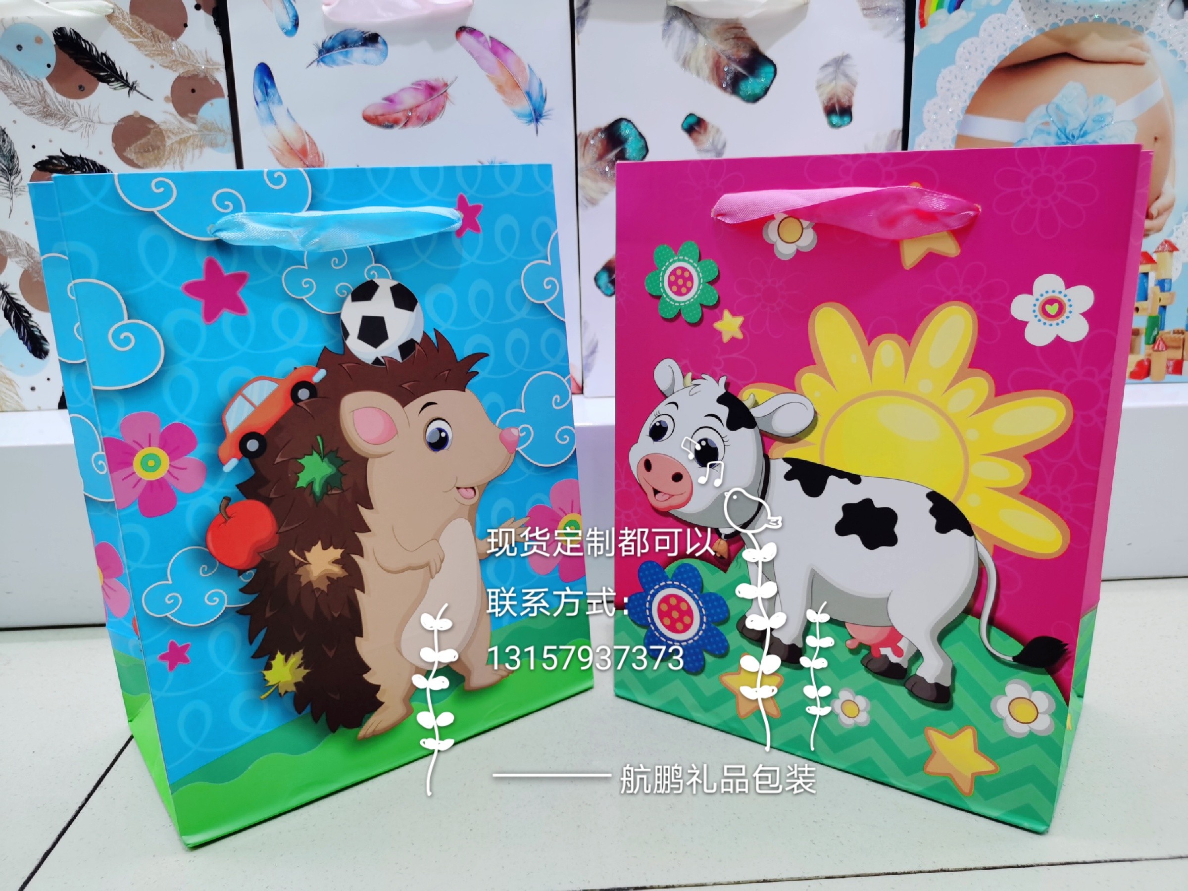 Factory direct sales of handbags, white card paper clothing packaging paper bags, customized company gift hand-held paper bags Application Scenario