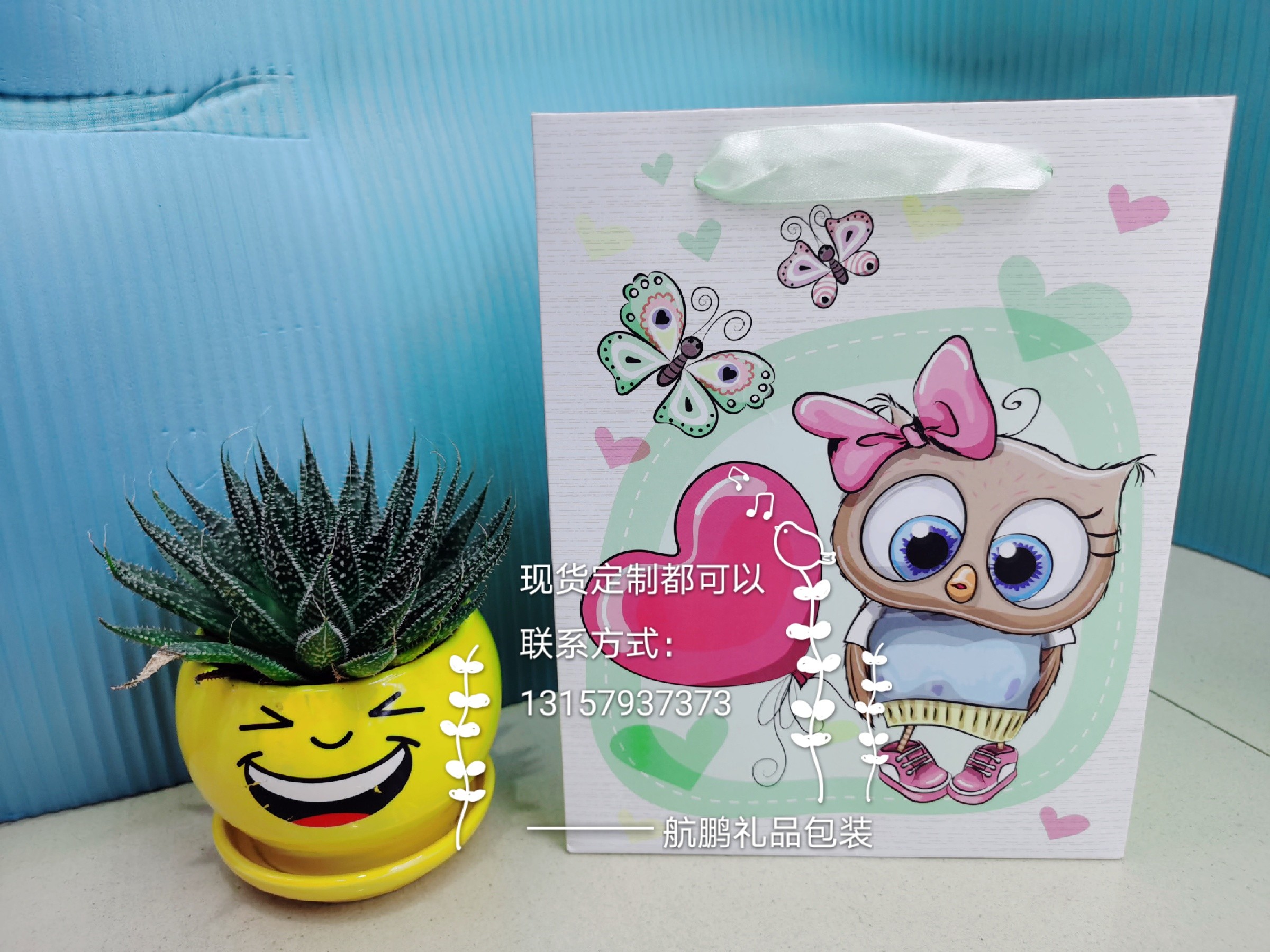 In-stock cartoon gift bags, clothing hand-held paper bags, fresh and cute birthday gifts, children's festival packaging bags full figure
