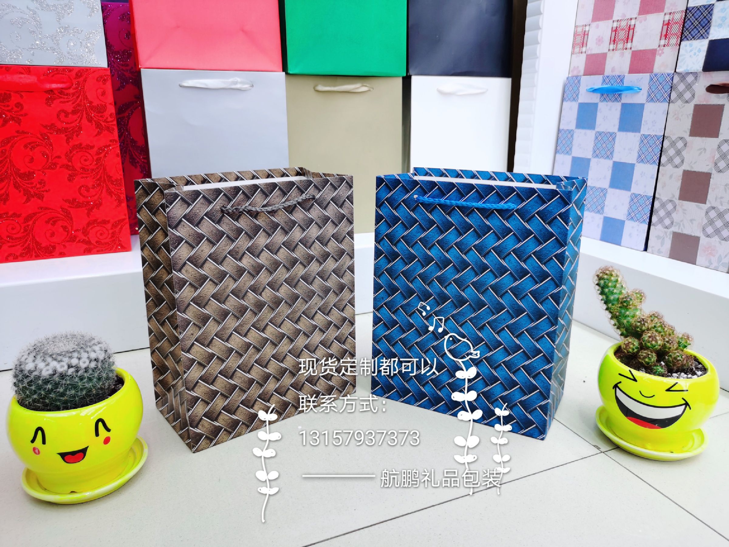 Customized paper bags for clothing, handbags, gift packaging bags, LOGO bags, and color hand-held paper bags with printing details Picture