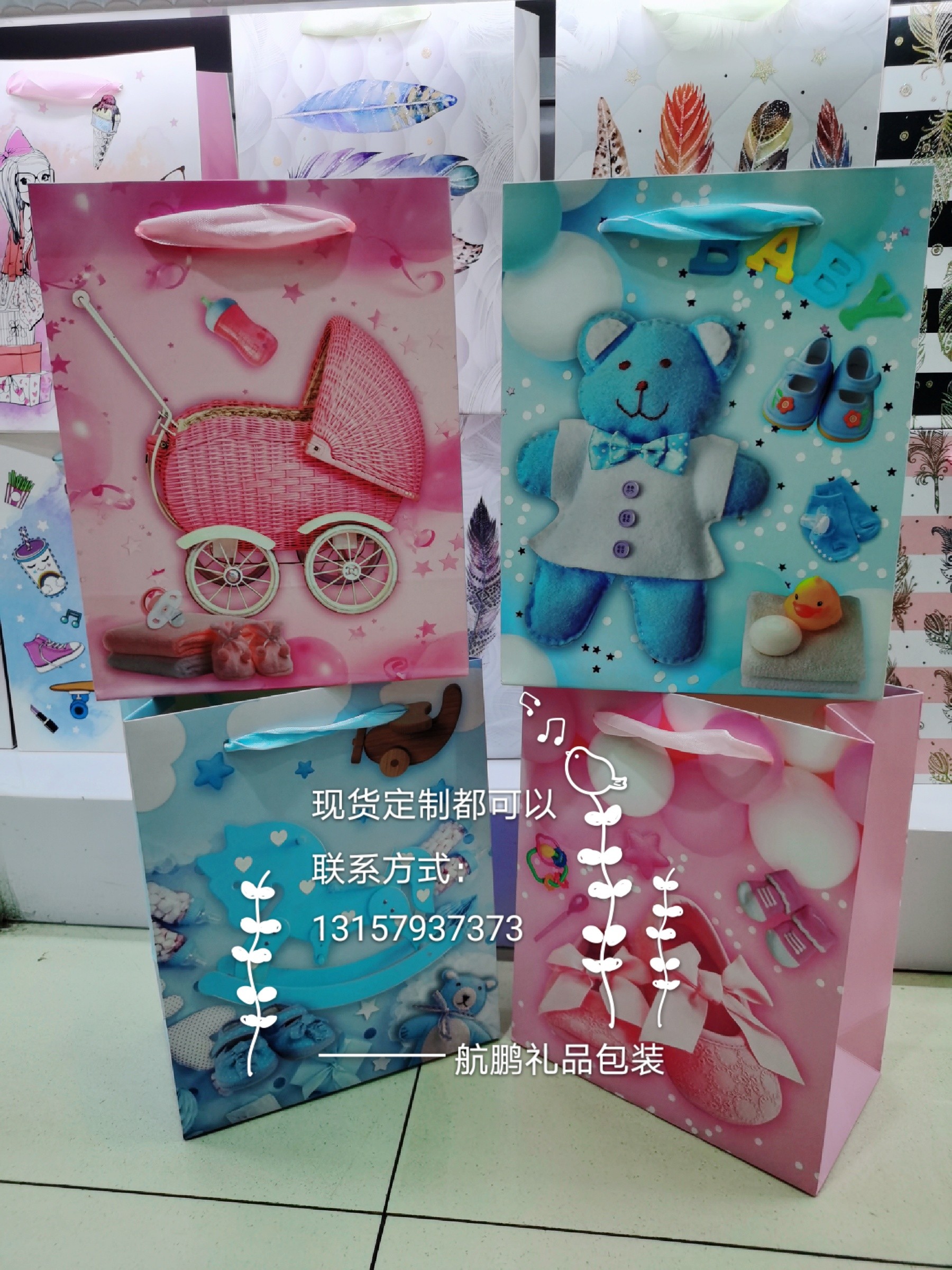 Custom-made hand-held gift bags, white card paper, personalized cartoon gift paper bags, clothing hand-held shopping bags, wholesale and customization Application Scenario