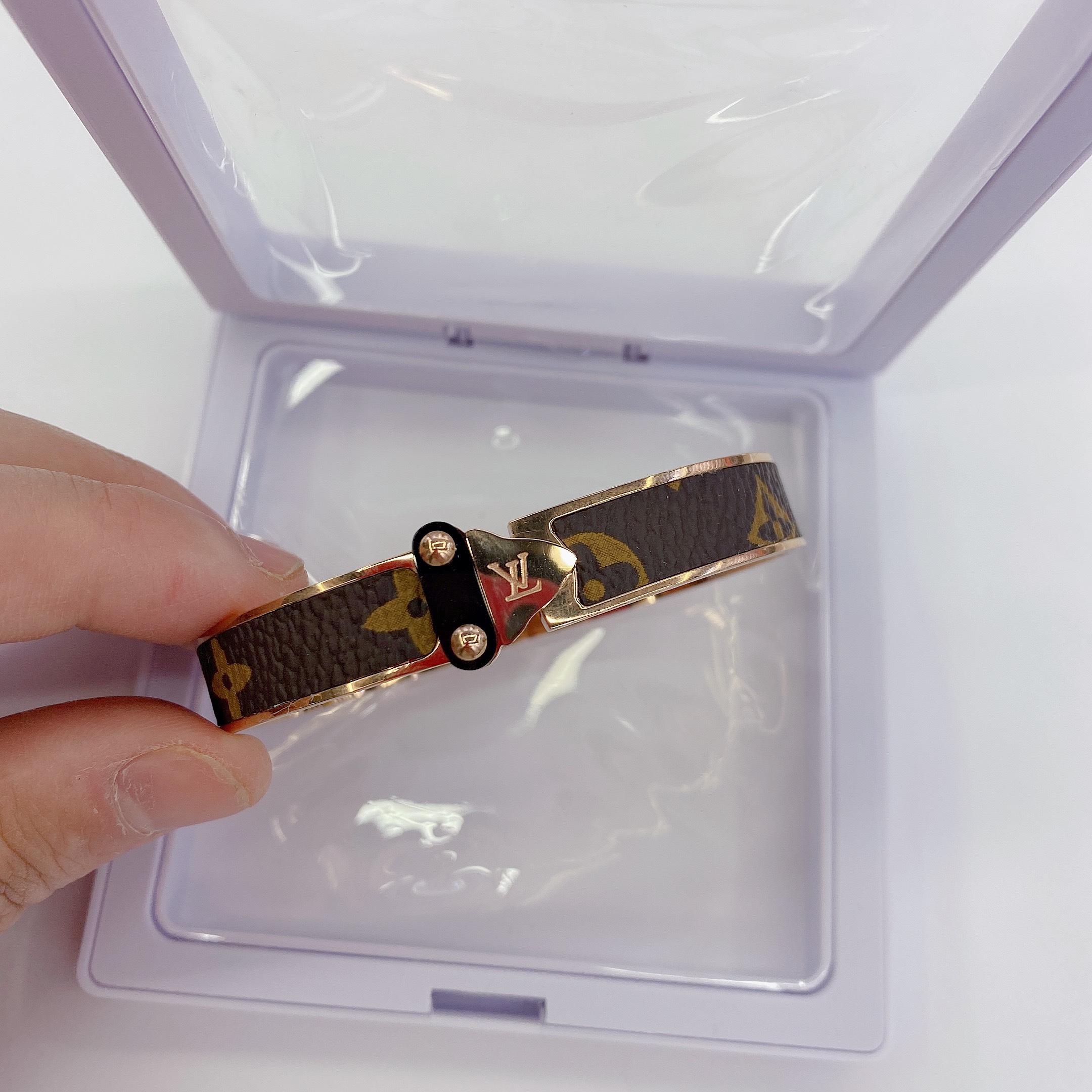 Chenglong Jewelry's classic Donkey Family titanium steel bracelet is non-allergenic and non-fading. B0037-92 Specification image