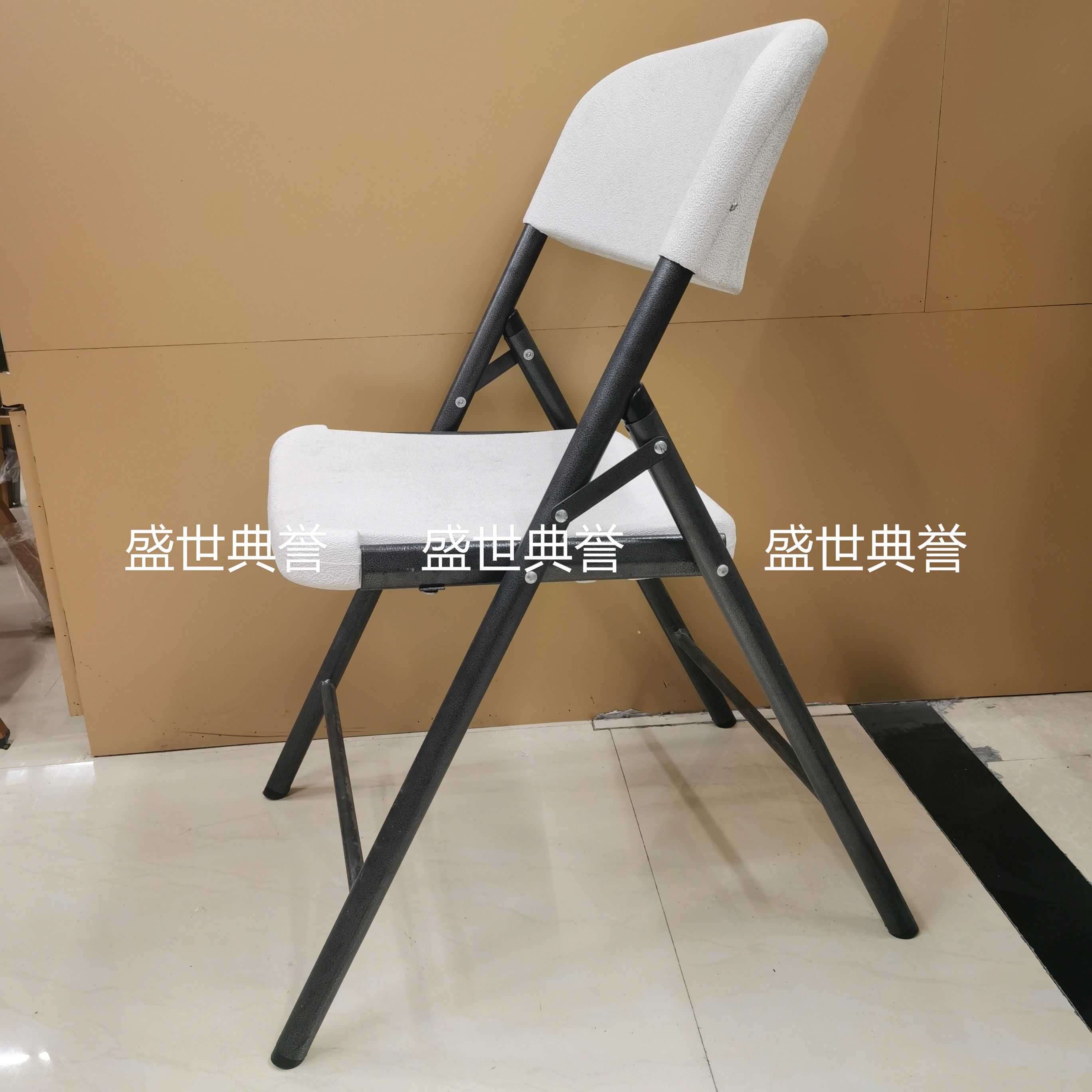 浙江外贸出口户外婚礼折叠椅中空吹塑椅子商场便携式会议椅培训椅细节图