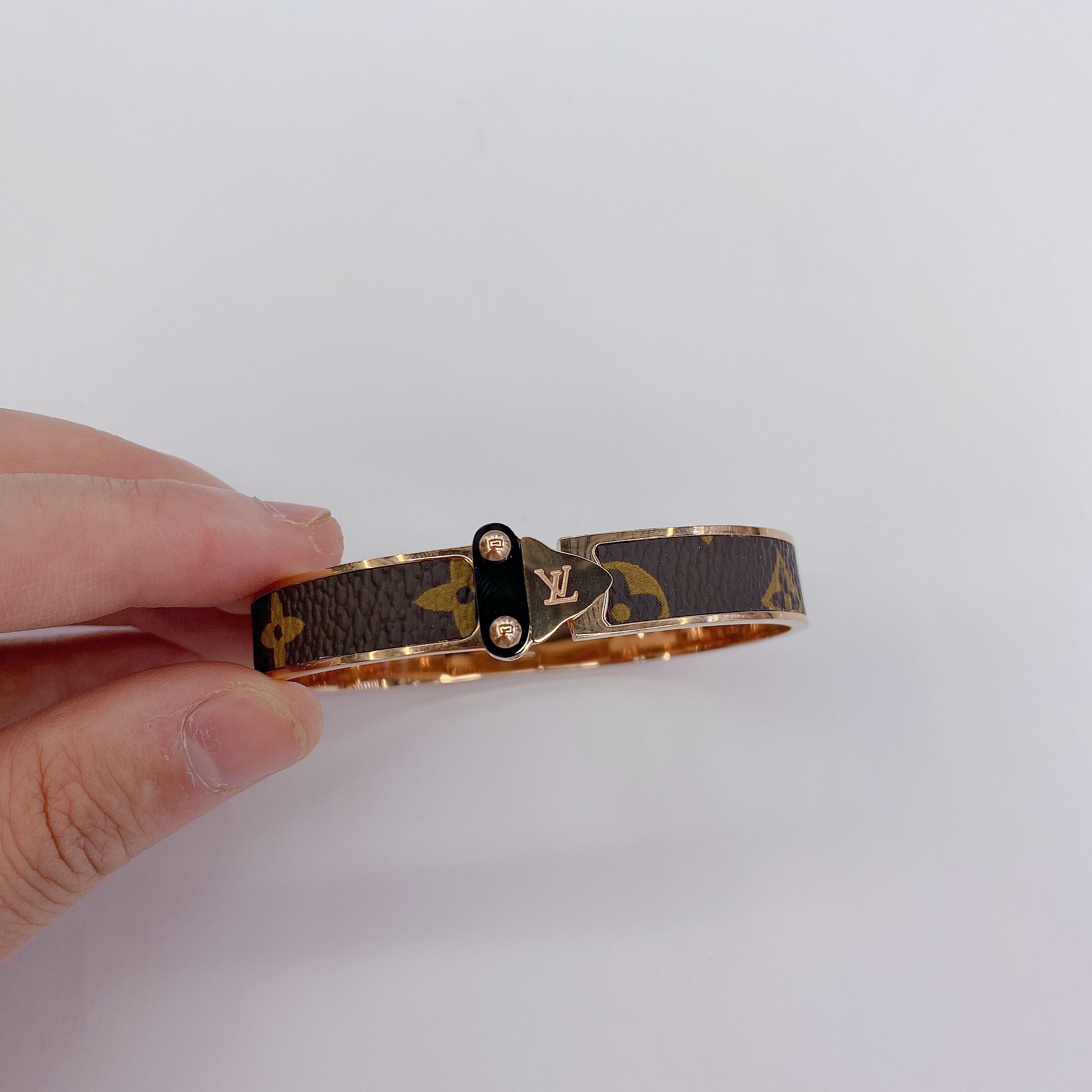 Chenglong Jewelry's classic Donkey Family titanium steel bracelet is non-allergenic and non-fading. B0037-92 details Picture