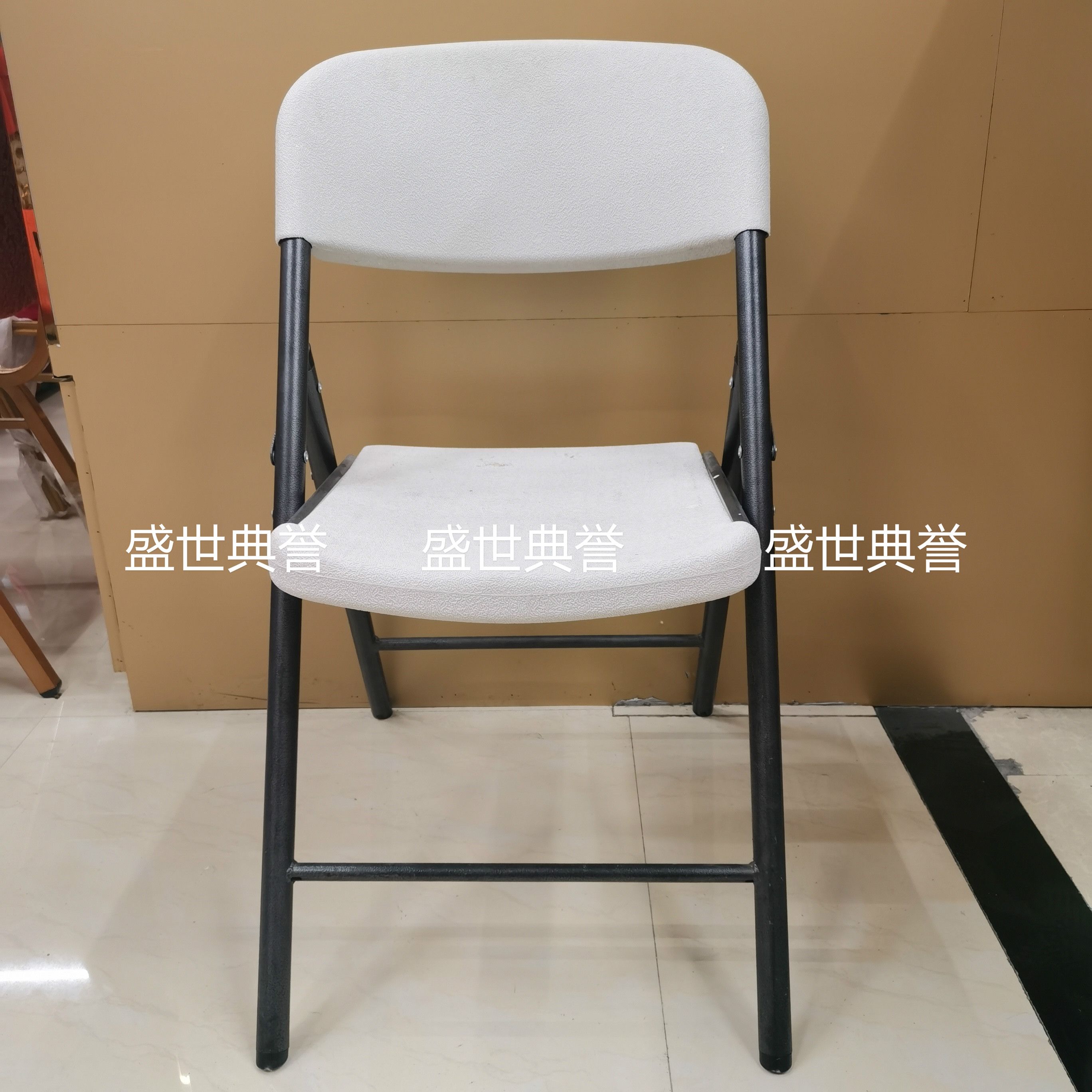 浙江外贸出口户外婚礼折叠椅中空吹塑椅子商场便携式会议椅培训椅产品图
