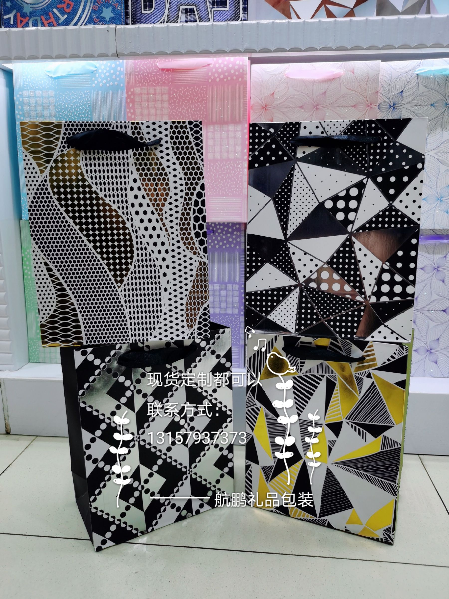 Simple and high-end gold-embossed gift bags, several white card paper bags, creative shopping handbags, customized logos Specification drawing