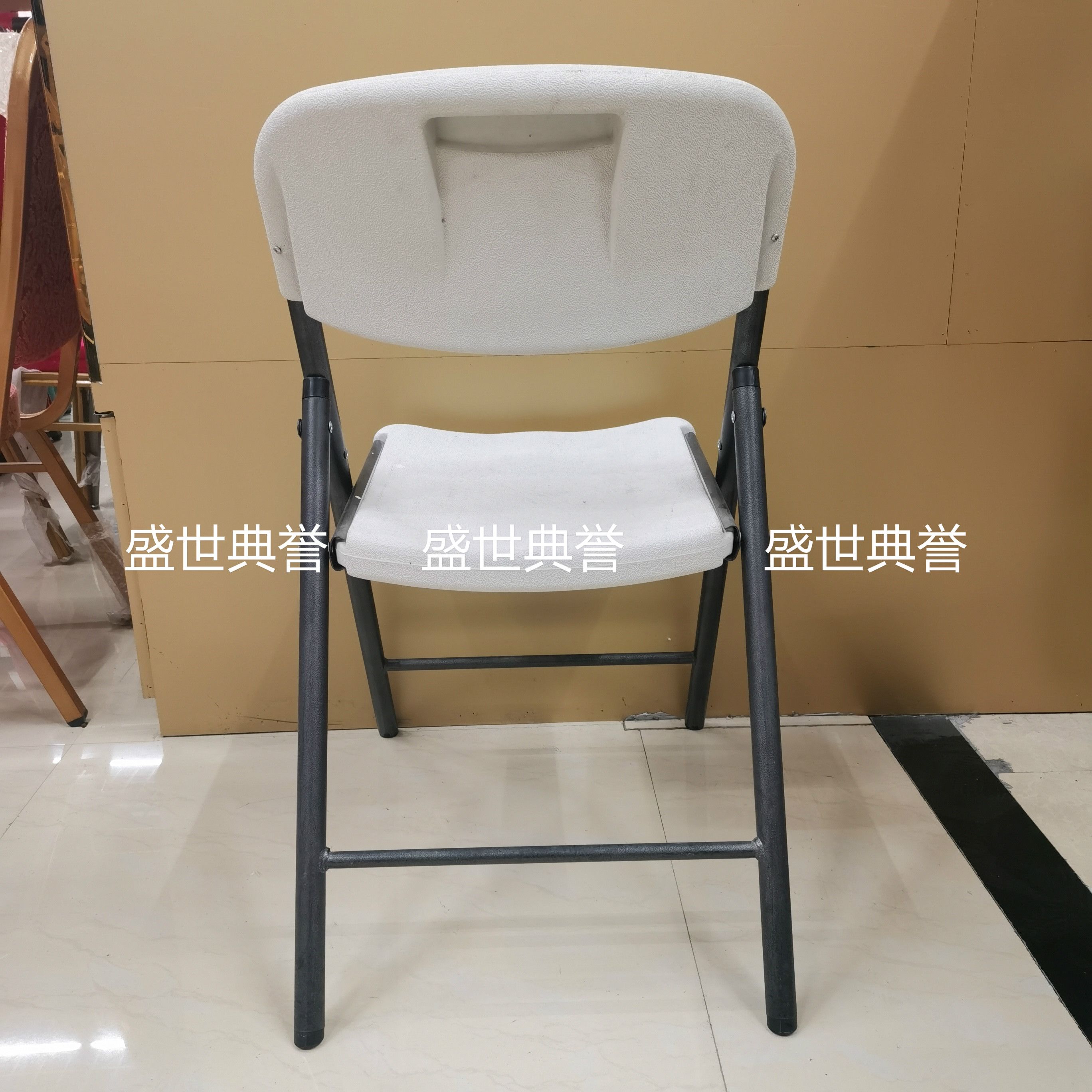 浙江外贸出口户外婚礼折叠椅中空吹塑椅子商场便携式会议椅培训椅白底实物图
