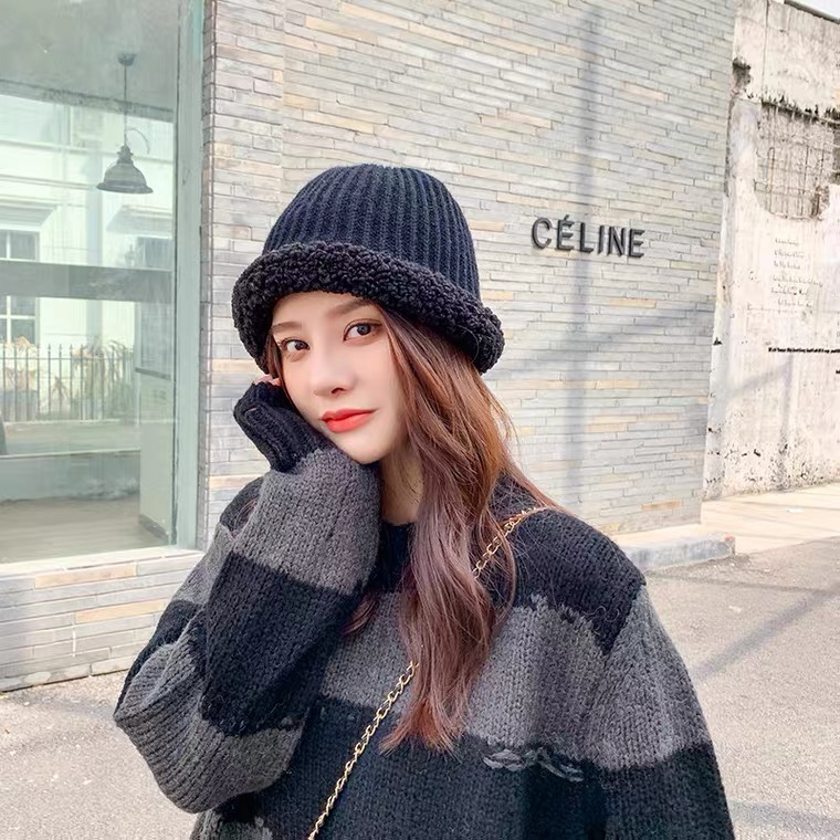 A Japanese-style retro knitted sweater paired with a lambskin melon rind hat for women, a stylish landlord hat for autumn and winter, and a Korean-style trendy hip-hop man for street sailors