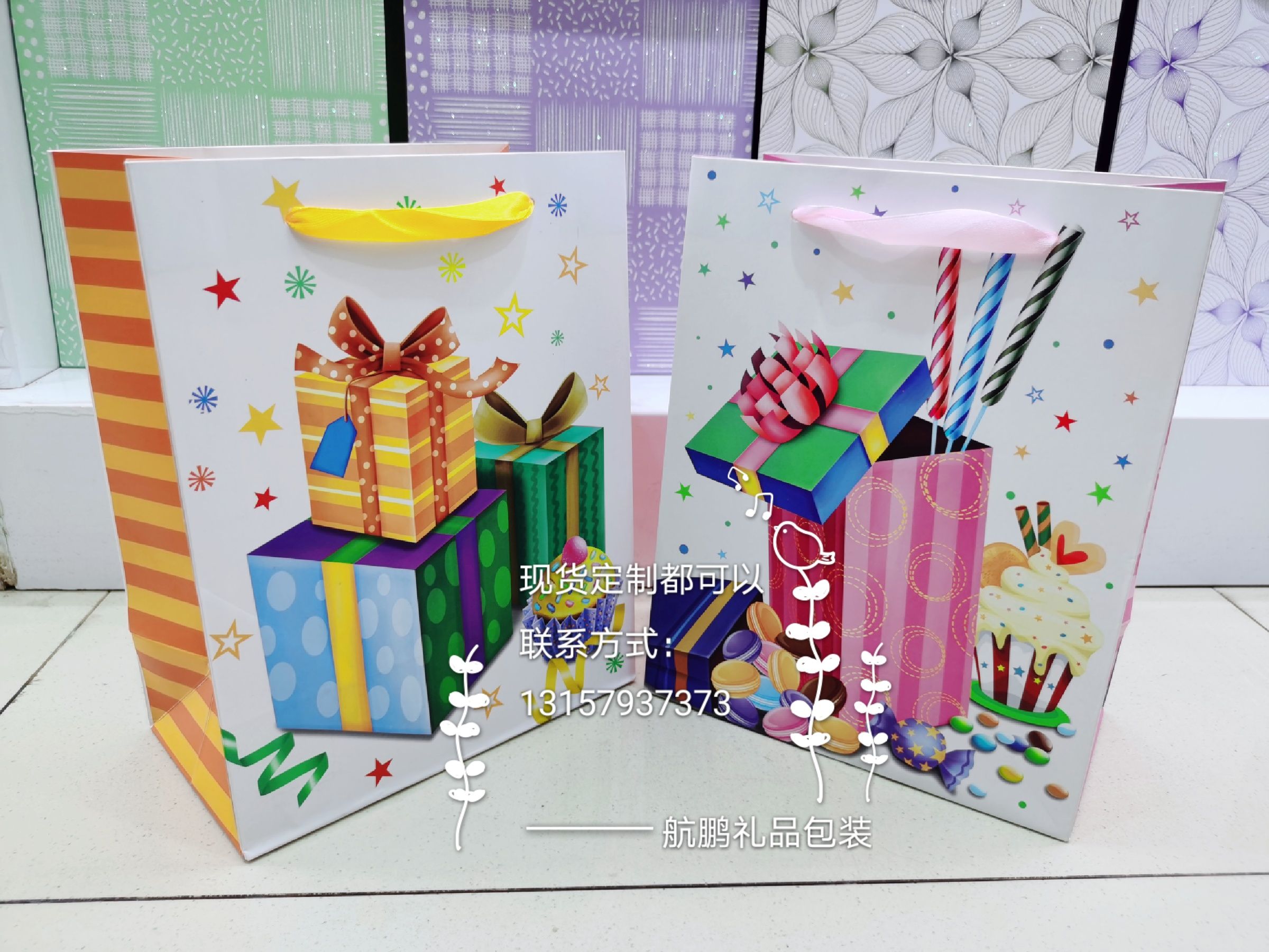 Yiwu packaging: Simple, fashionable and elegant birthday gift bags, handbags, white card clothing bags