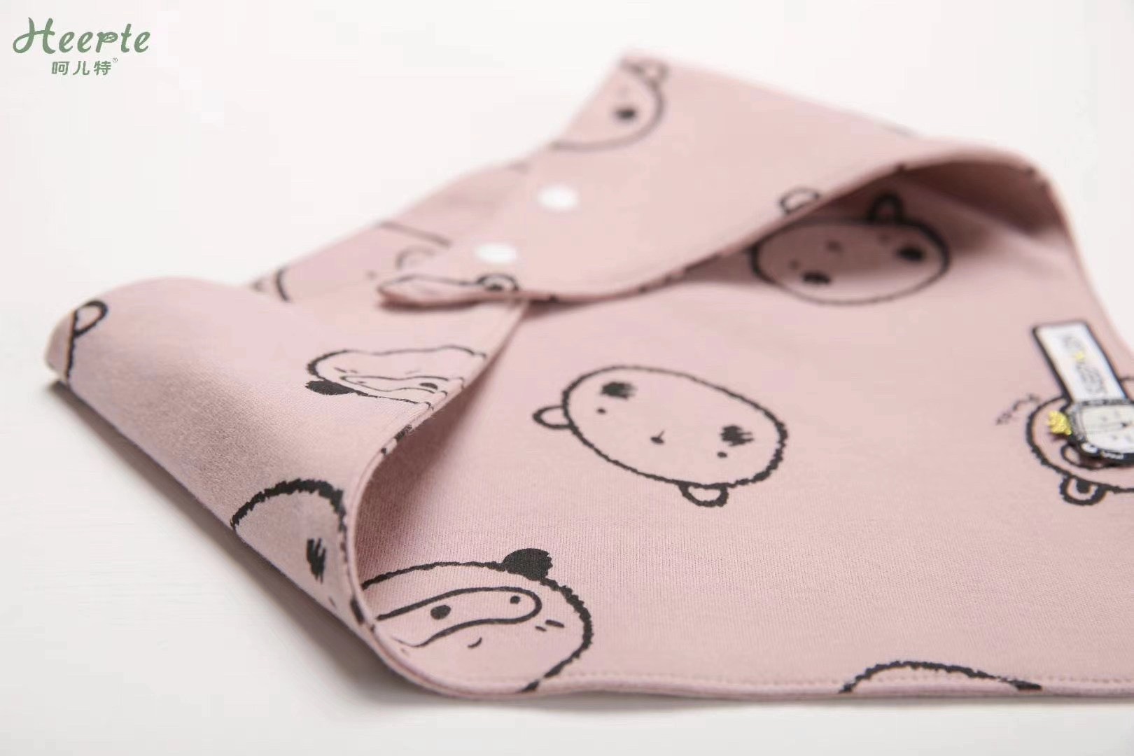 [Heer Special New Product: Korean Version Of Little Lion Triangle Towel] Pure Cotton Skin-Friendly Fabric Soft And Comfortable
Fresh And Soft Background Color With Cute And Cute Print
Exquisite Workmanship
Elegant Little Lion Stickers details Picture