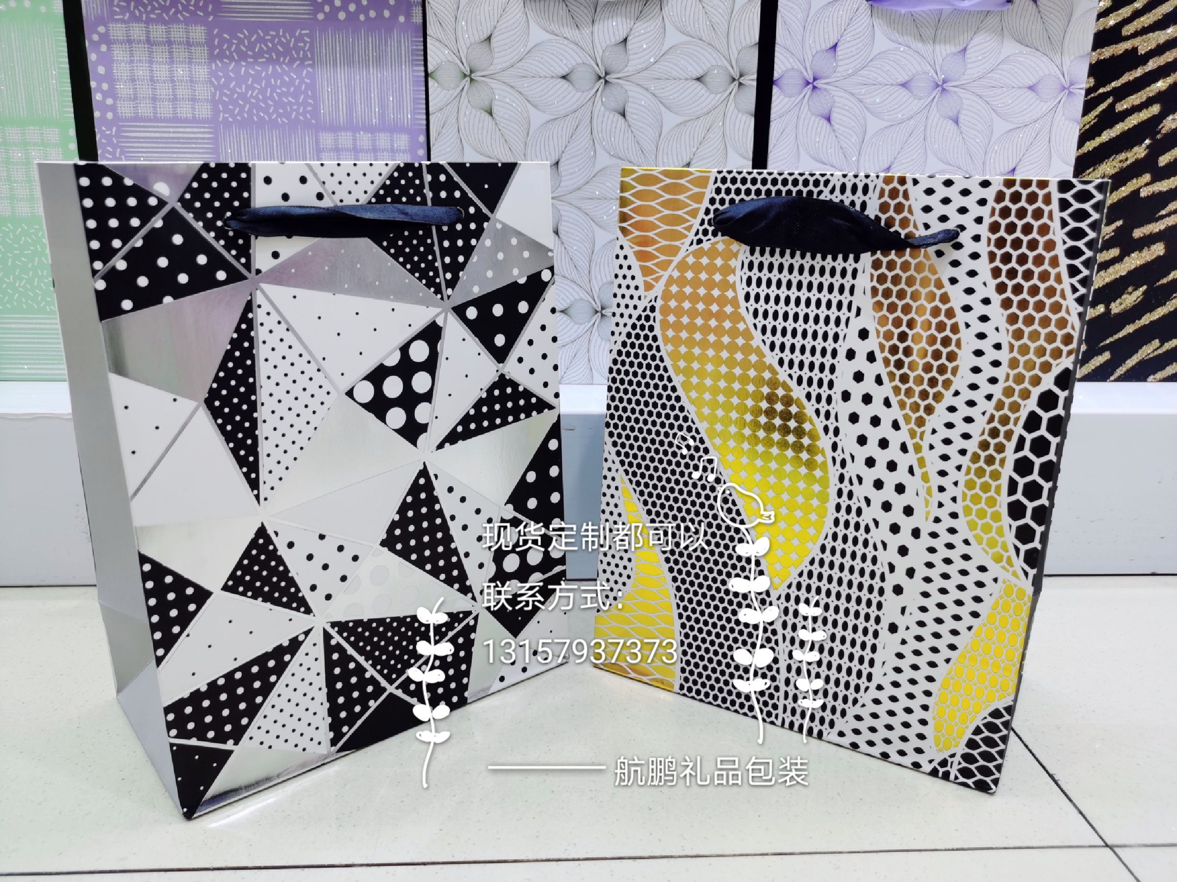 Simple and high-end gold-embossed gift bags, several white card paper bags, creative shopping handbags, customized logos full figure