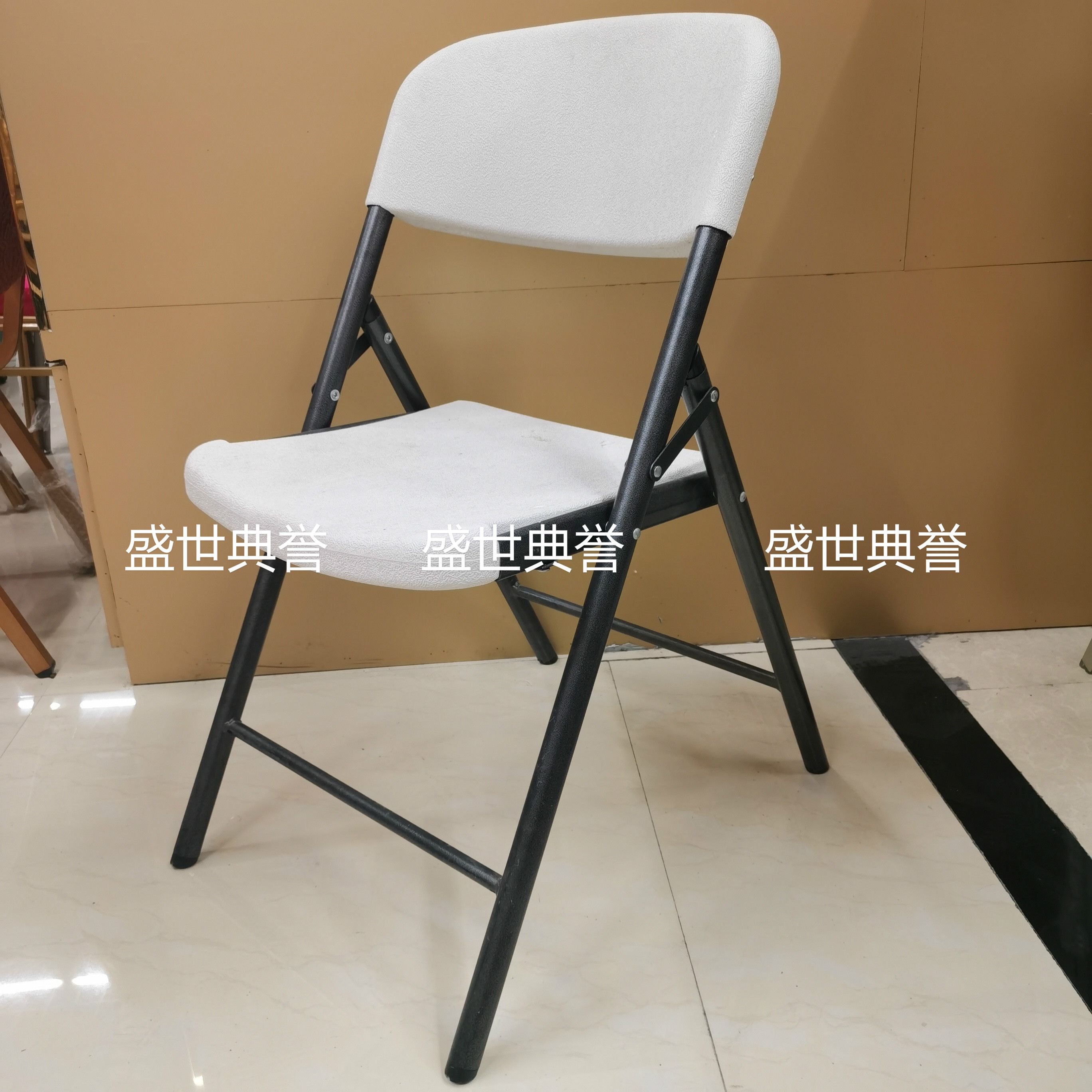 浙江外贸出口户外婚礼折叠椅中空吹塑椅子商场便携式会议椅培训椅