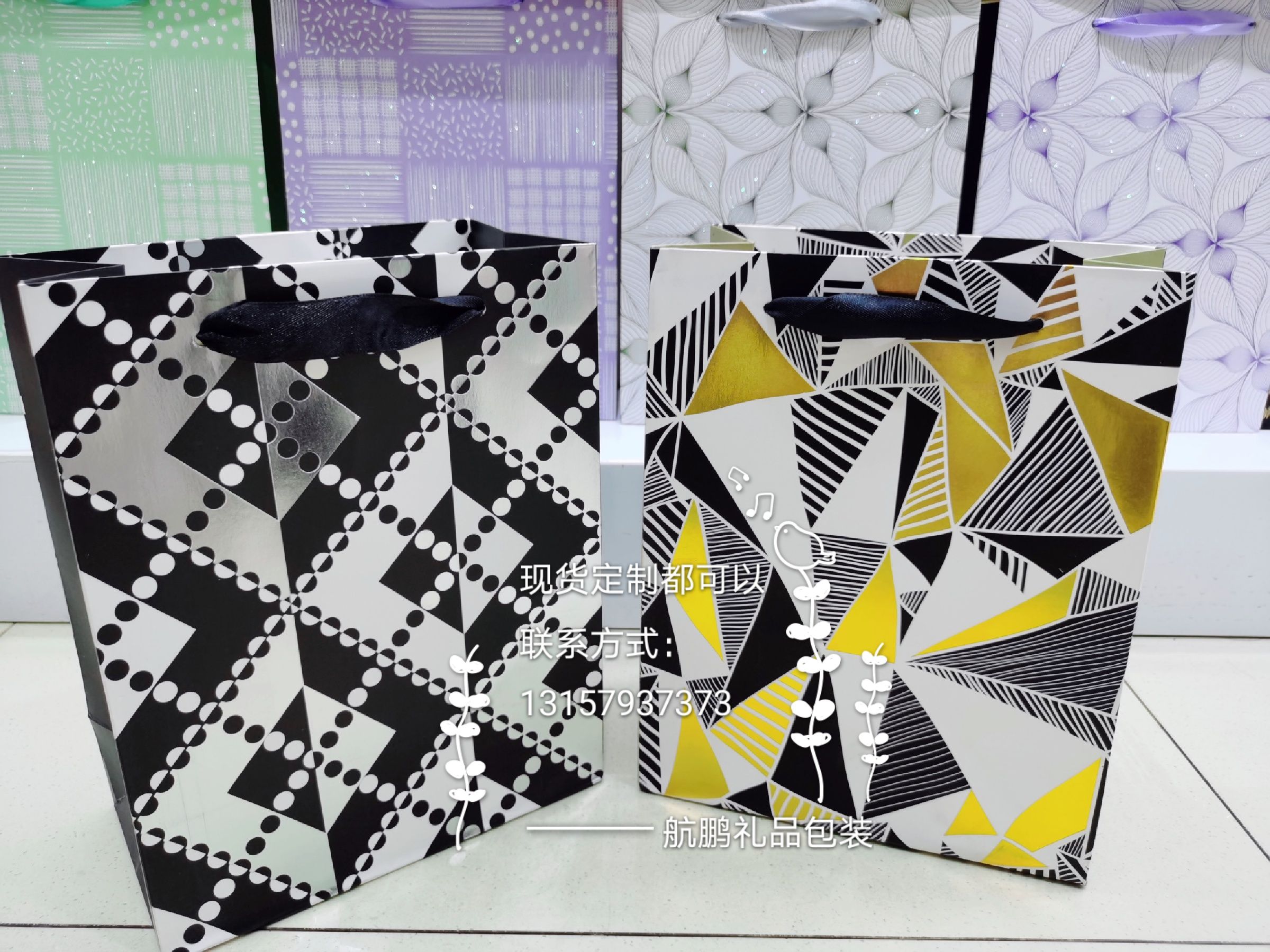 Simple and high-end gold-embossed gift bags, several white card paper bags, creative shopping handbags, customized logos details Picture