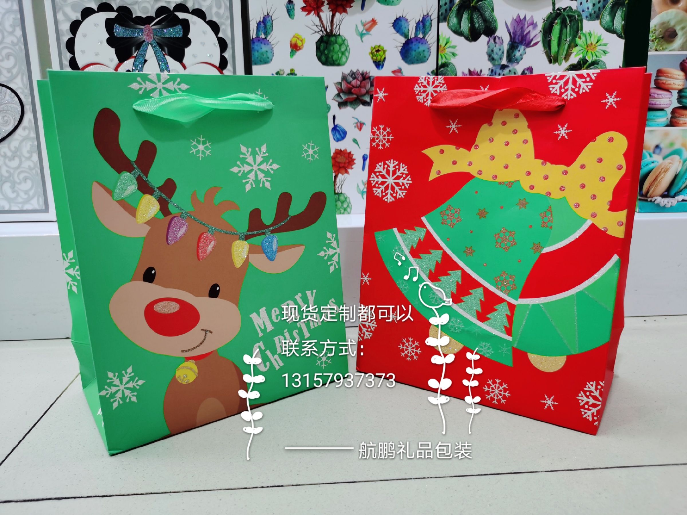 The manufacturer produces Christmas paper bags, Christmas apple gift bags, custom-made Christmas handbags, and apple paper packaging bags full figure