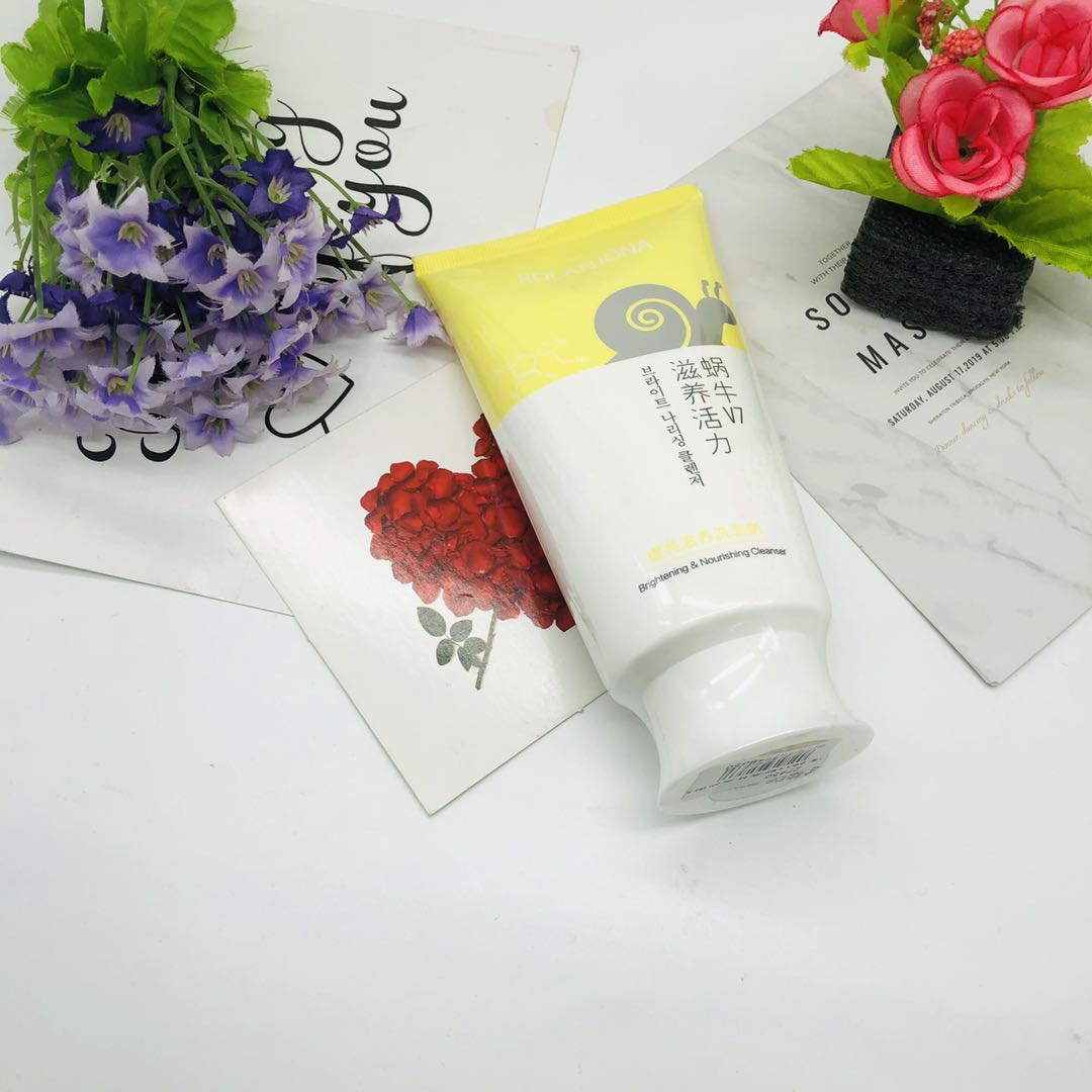 Lulangina Snail V7 Brightening and Nourishing Cleanser full figure