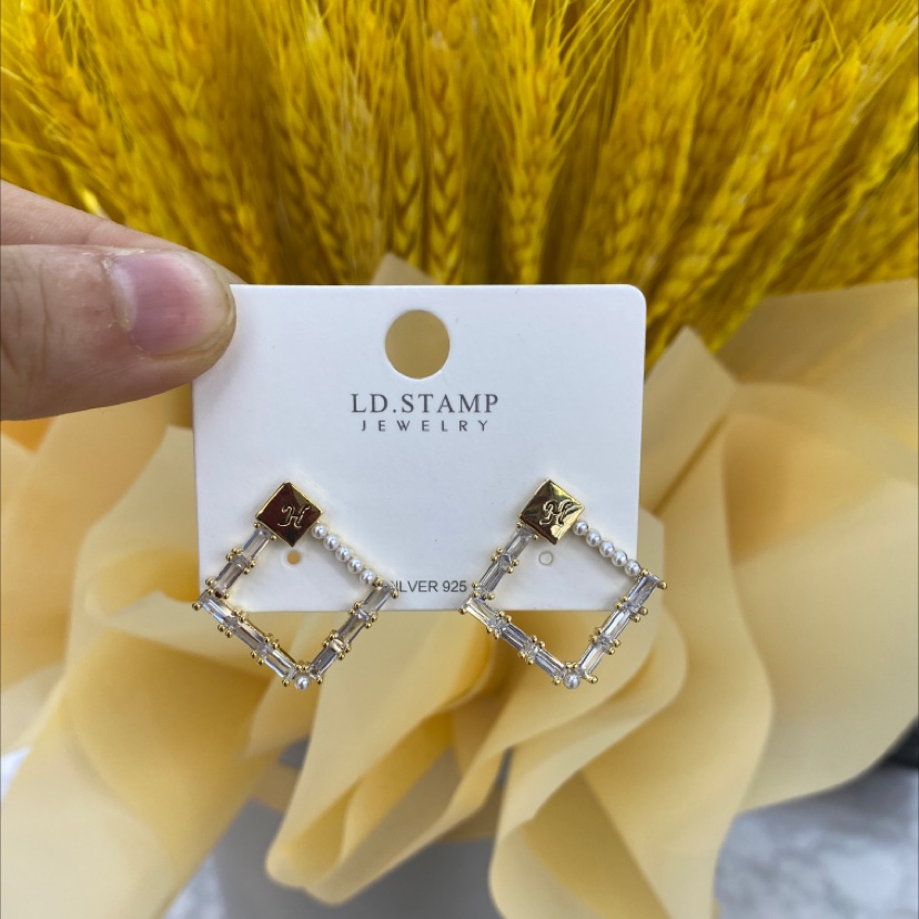 Hollowed-out geometric stud earrings thumbnail