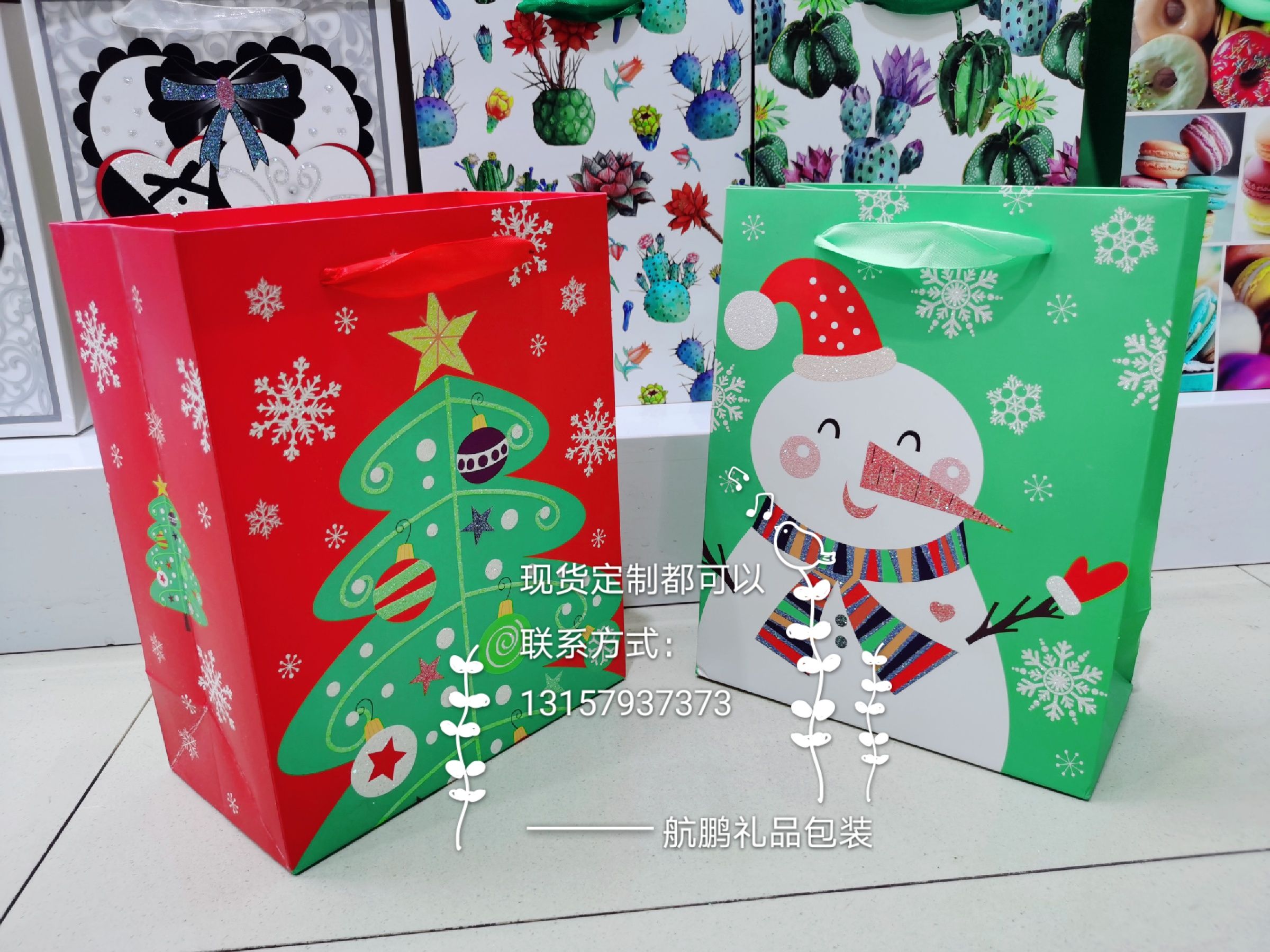 The manufacturer produces Christmas paper bags, Christmas apple gift bags, custom-made Christmas handbags, and apple paper packaging bags details Picture
