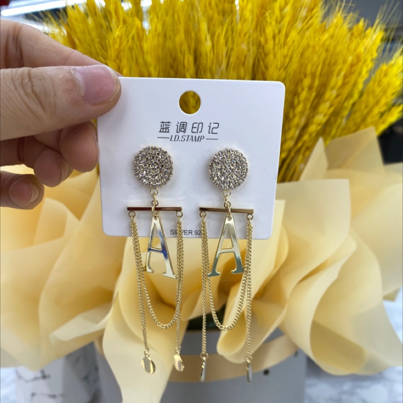 Exaggerated long earrings thumbnail
