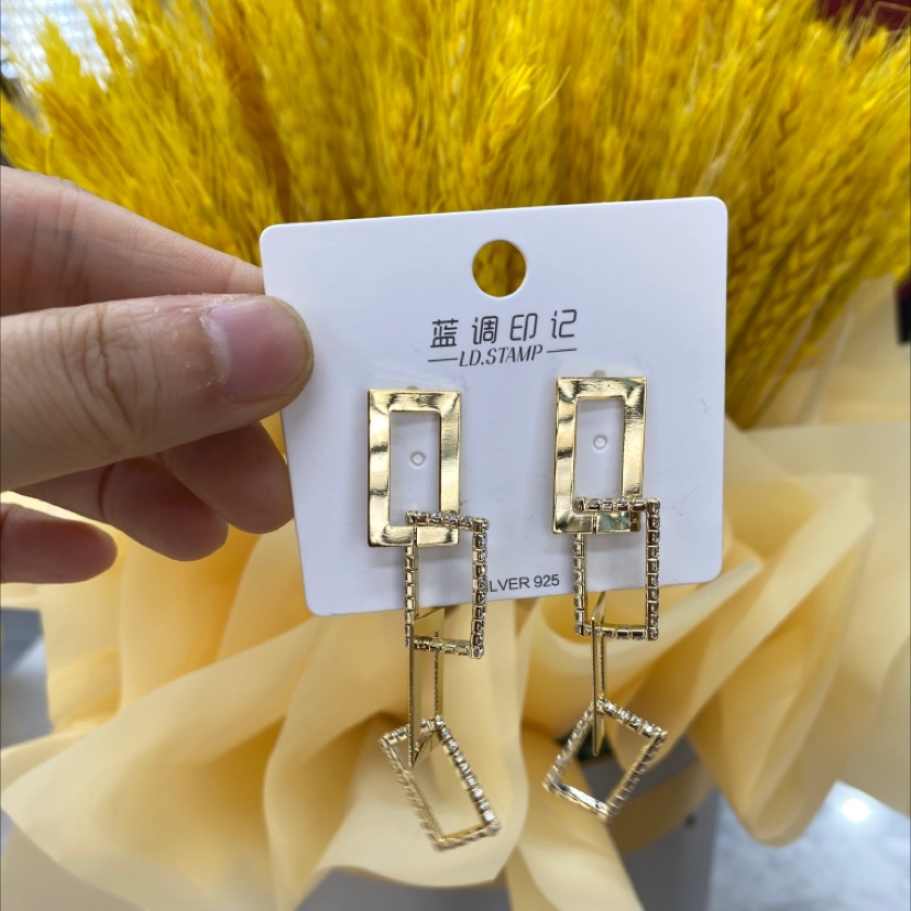 Interlocking earrings thumbnail