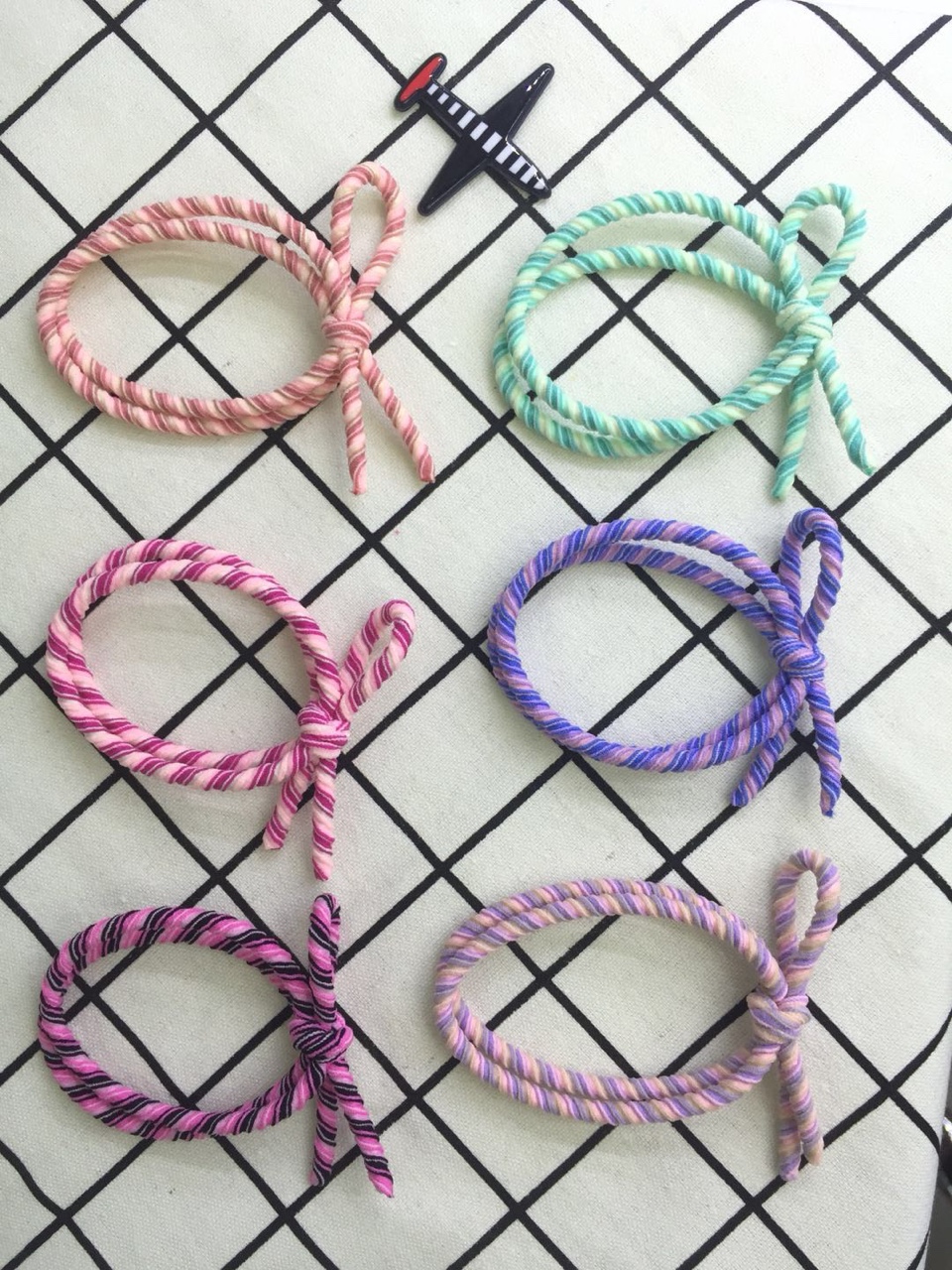 Twisting, elastic thumbnail