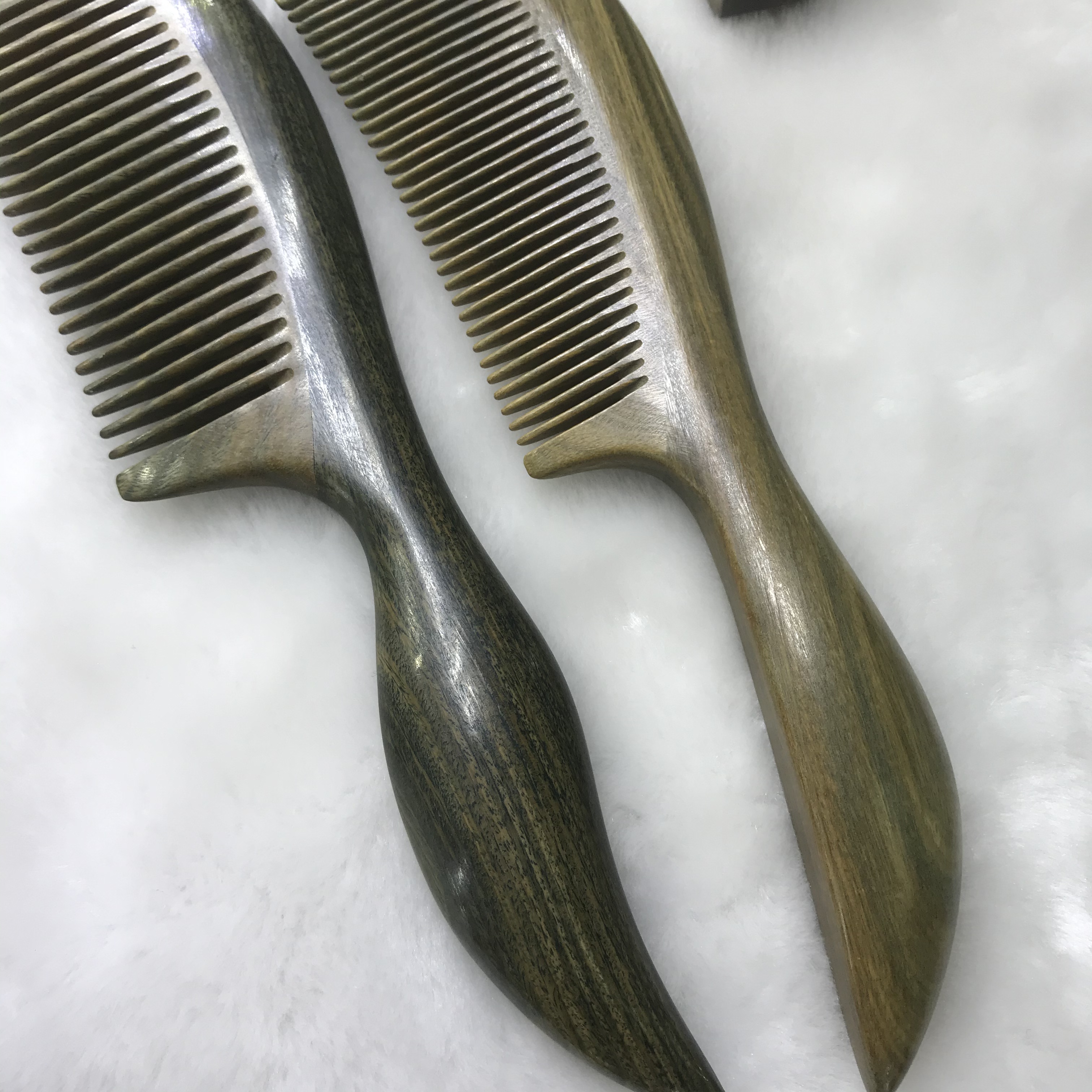 Natural wood green sandalwood comb, long handle, fine-toothed comb, straight hair comb, anti-static massage comb detail image 1