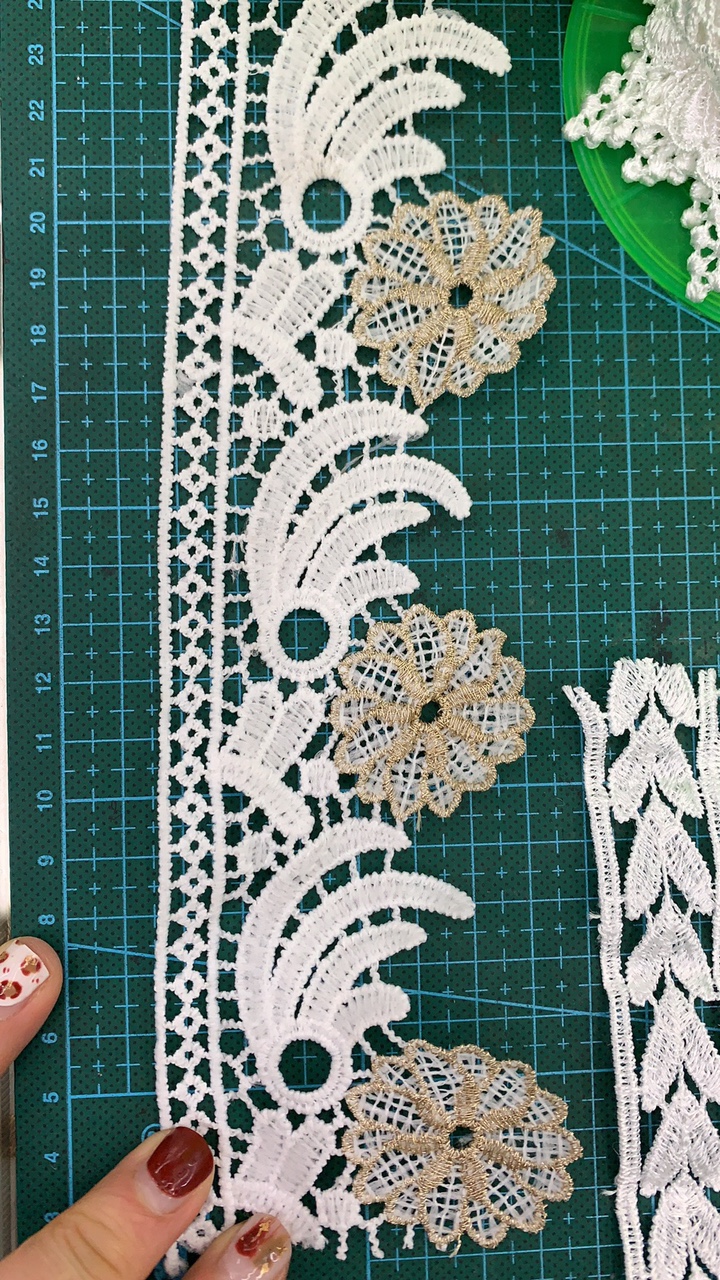 A variety of two-color gold thread Guangdong lace fabrics are in stock