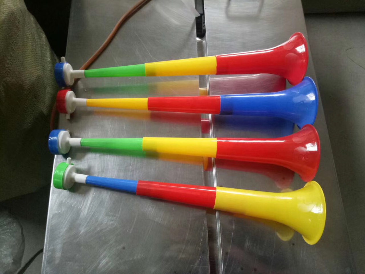 Wholesale plastic horn cheering horn toys 01