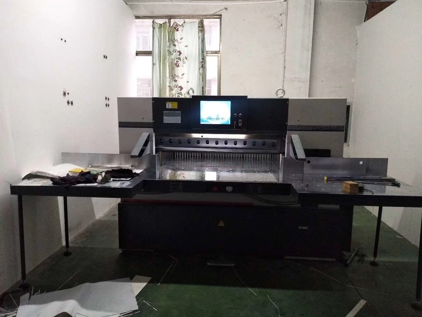 1300 Programmable paper cutting machine Application Scenario