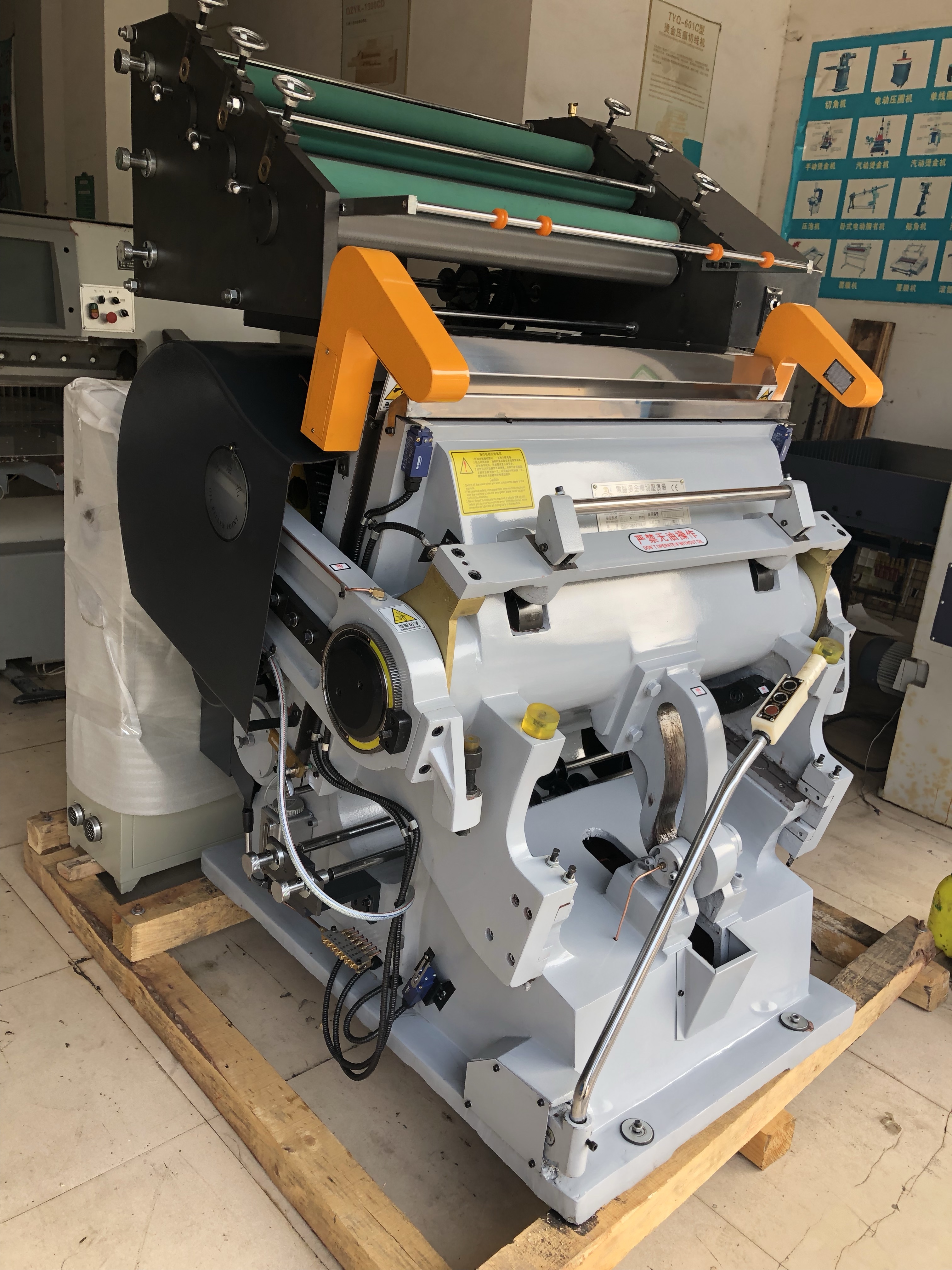 上海亚虎🐯930对开电脑烫金机 模切机产品图