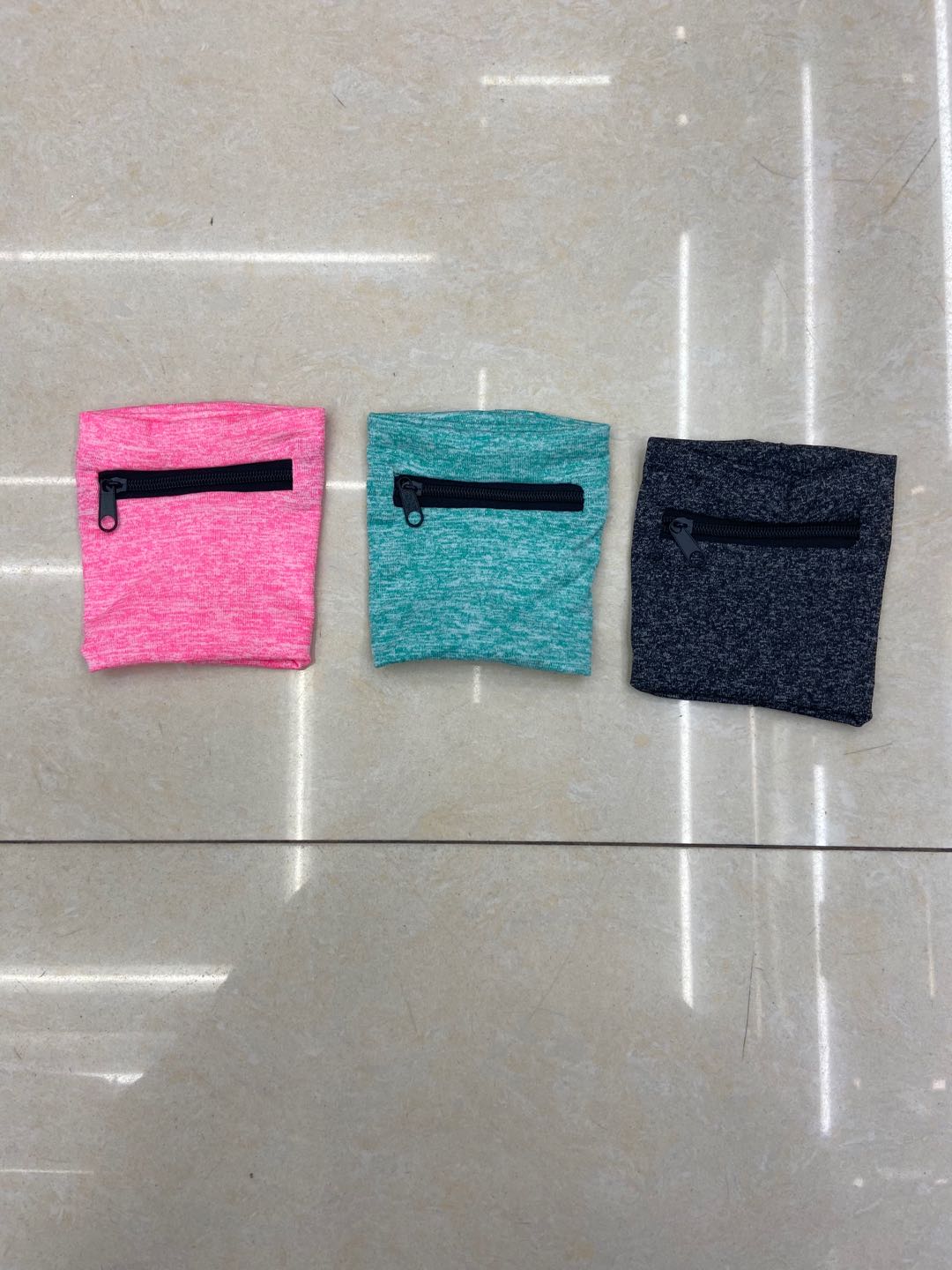 Multi-functional wrist bag for sports and outdoor activities, including loose change, key bag and sweat-absorbing wrist strap details Picture