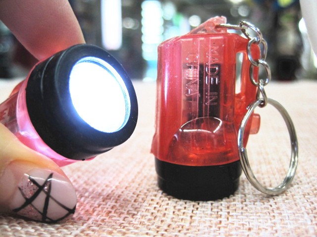 小手电筒钥匙扣迷你小电瓶灯钥匙圈挂件批发跨境发光led电瓶灯详情图3