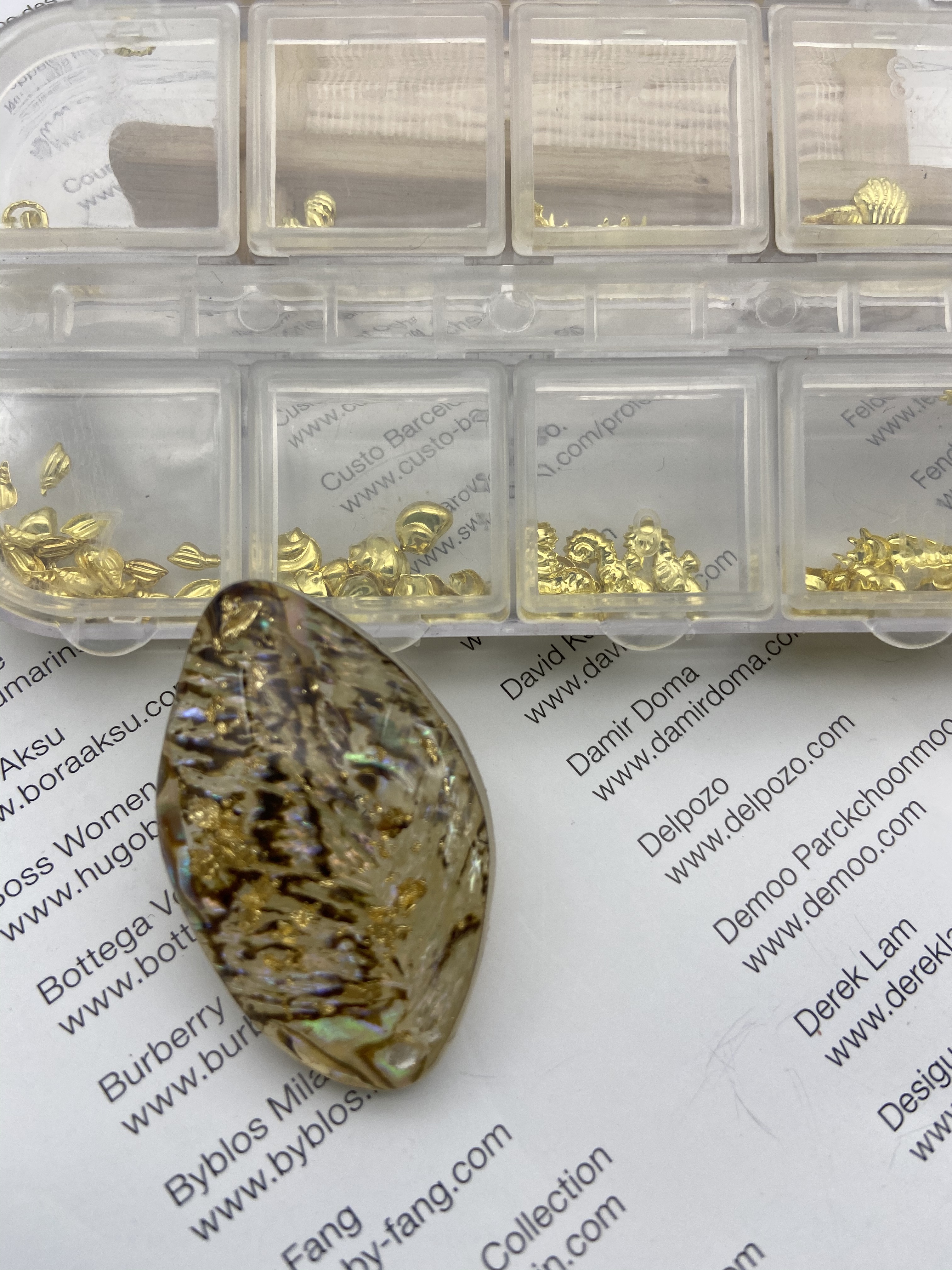 The New Rui Korean version water ripple shaped abalone and shell gold foil jewelry accessory can be perforated Specification image