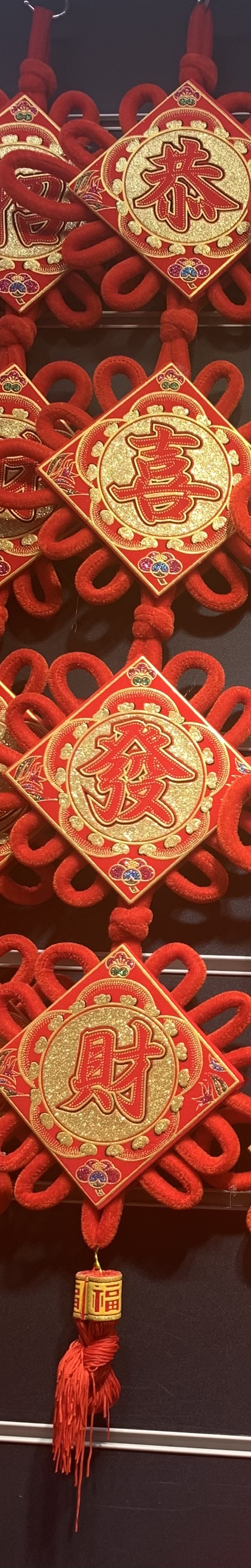 Chinese knot pendants, large peace knot, "Fu" character, heart-to-heart knot for home decoration, festive entrance hall background 1