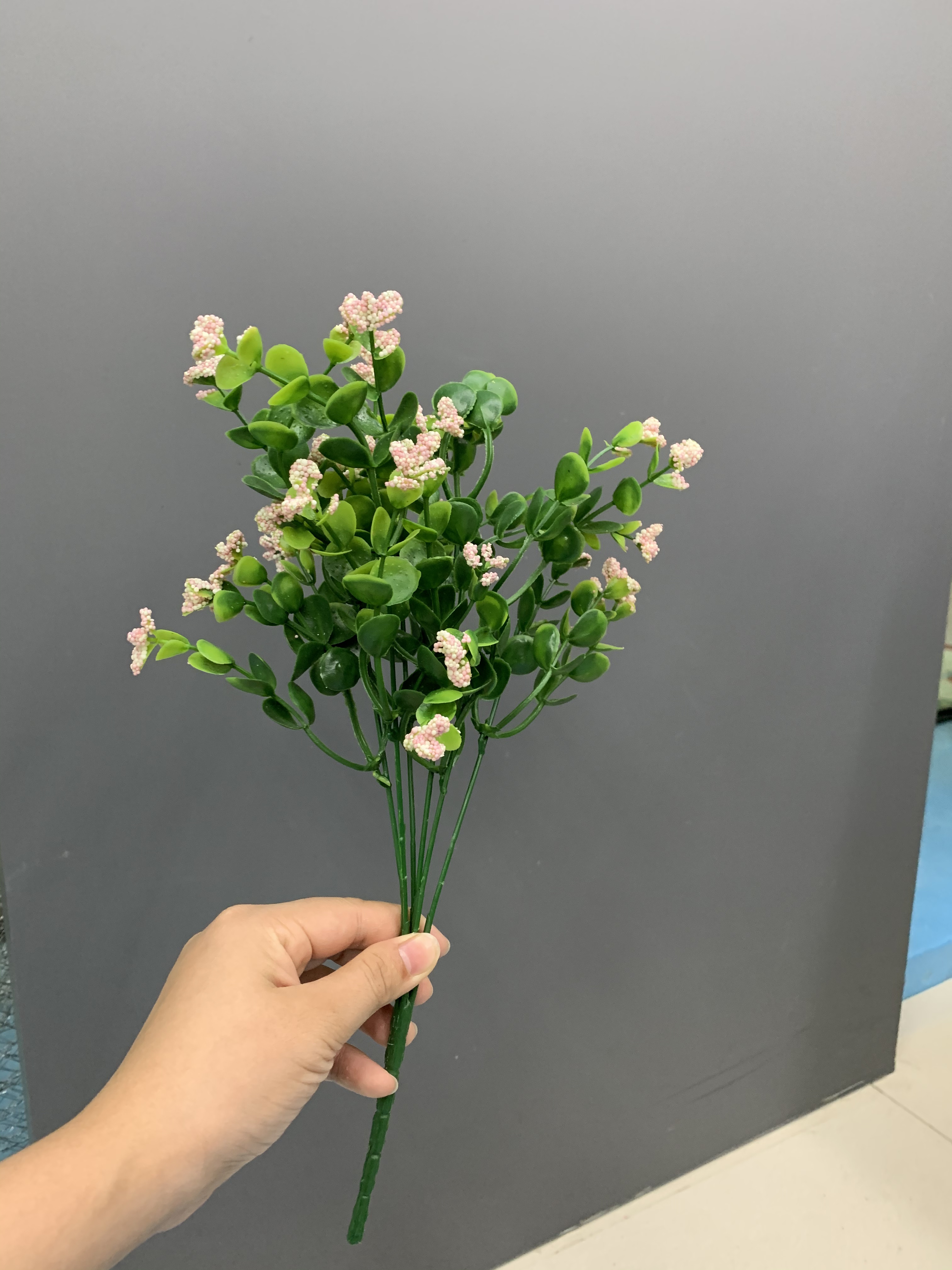 A small bunch of flowers Specification image